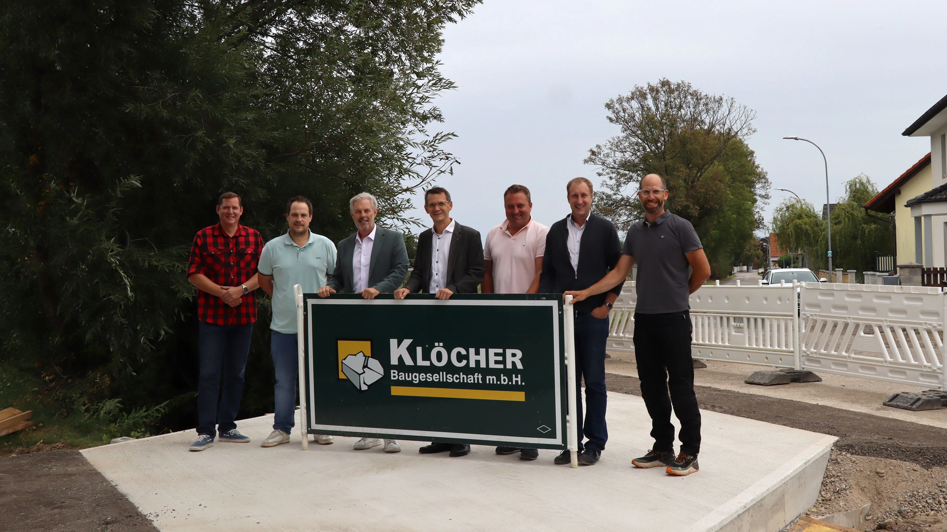 Fertige Brücke: v.l. Baudirektor DI Christian Humhal, BSc, Stadtamtsdirektor Mag. Christof Holzer, Vizebürgermeister KommR Ing. Günther Kautz, Bürgermeister Mag. (FH) Peter Teix, Klöcher Bau, Ing. Christian Gloggnitzer und Wirtschaftshofleiter Gregor Bartl