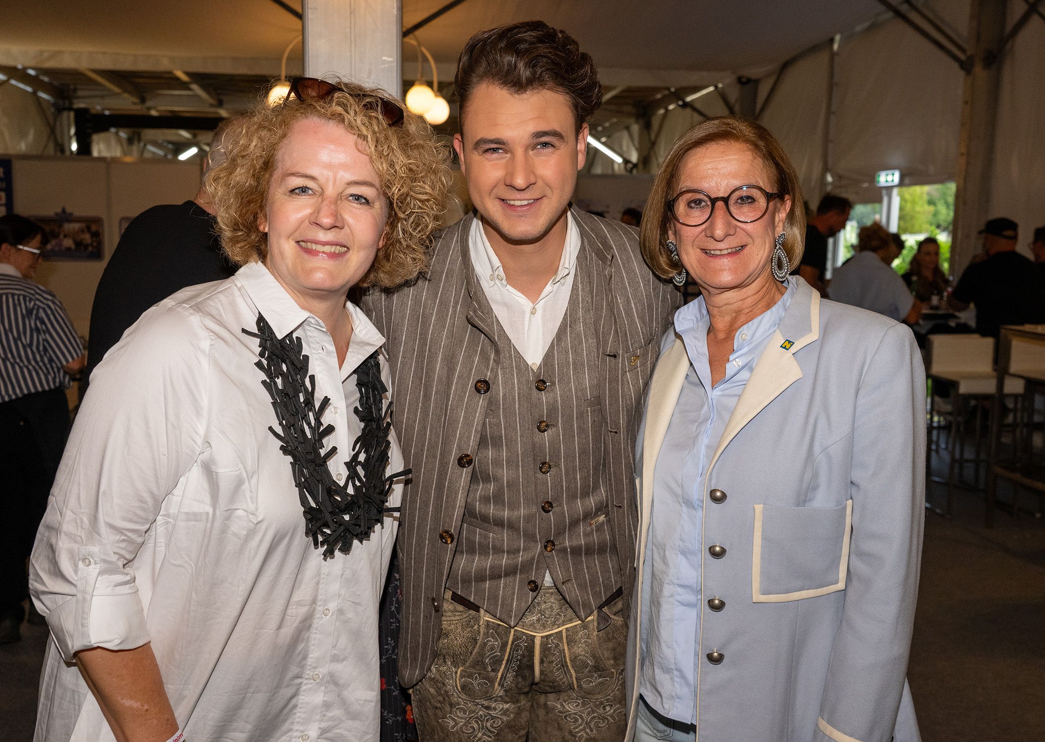Landeshauptfrau Johanna Mikl-Leitner und Landesrätin Christiane Teschl-Hofmeister mit dem Sänger Chris Steger.