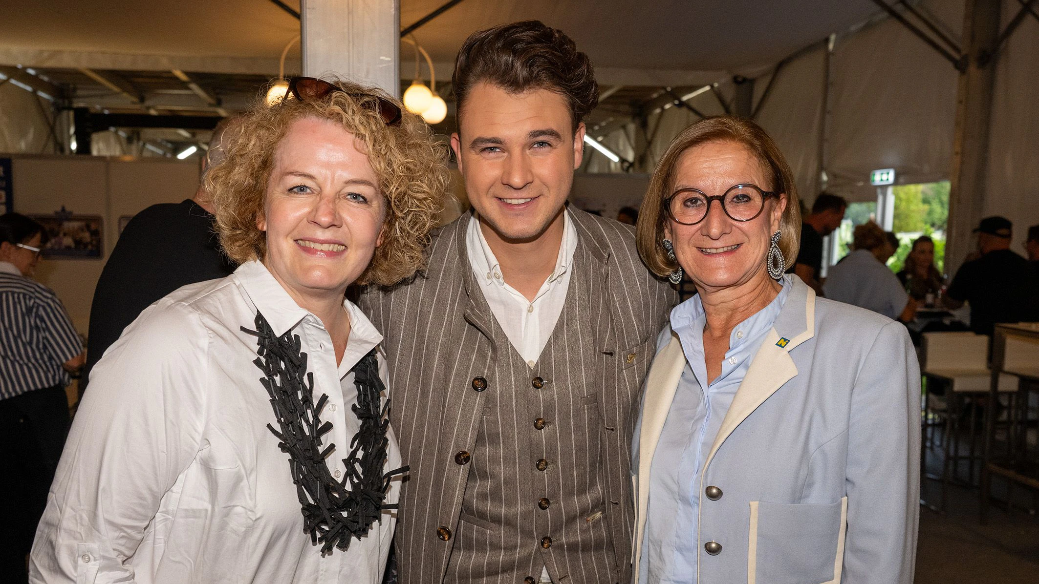 Landeshauptfrau Johanna Mikl-Leitner und Landesrätin Christiane Teschl-Hofmeister mit dem Sänger Chris Steger.
