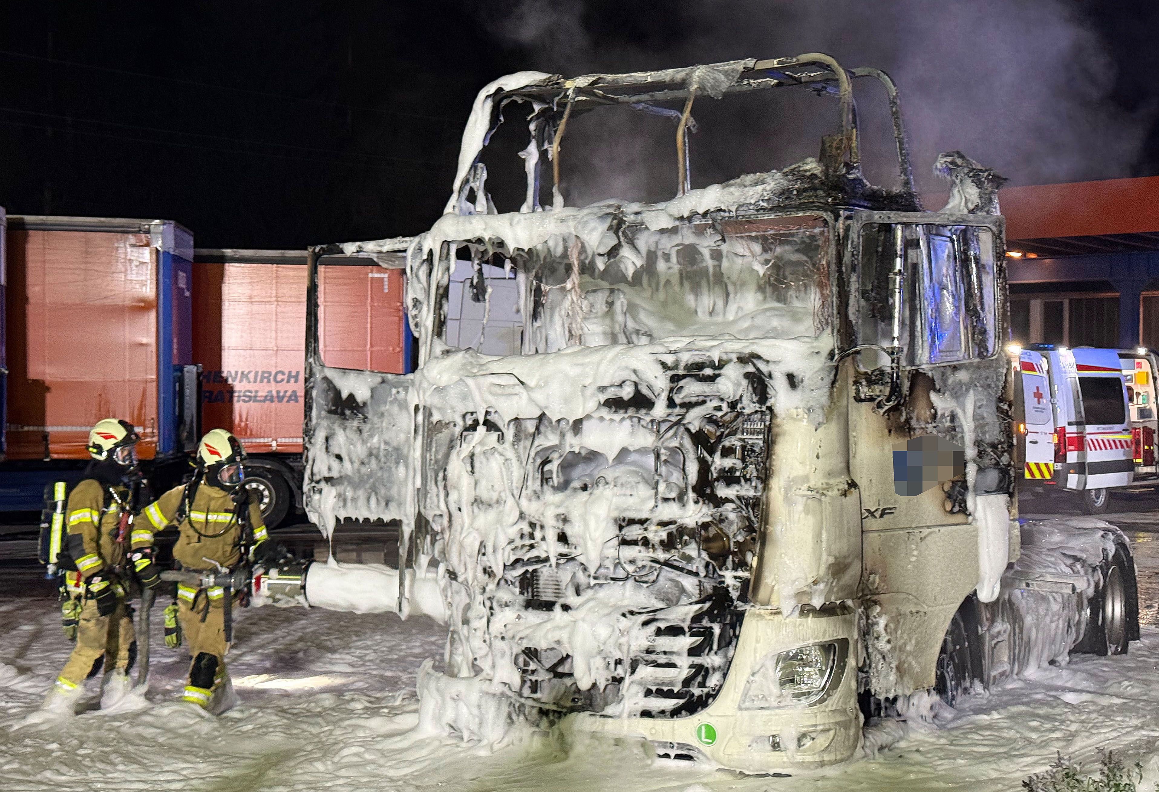 Am 20.09.2026 gegen 02:15 Uhr kam es in Achenkirch zu einem Brand einer geparkten Zugmaschine. Beim Eintreffen der Einsatzkräfte stand diese bereits in Vollbrand.