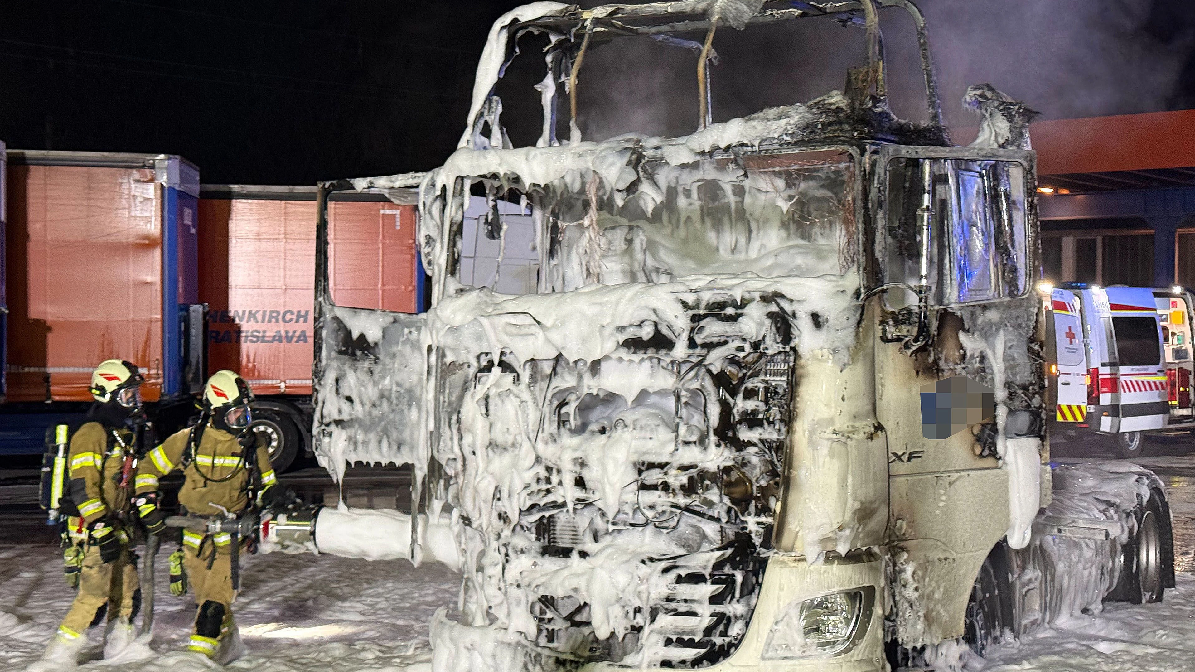 Am 20.09.2026 gegen 02:15 Uhr kam es in Achenkirch zu einem Brand einer geparkten Zugmaschine. Beim Eintreffen der Einsatzkräfte stand diese bereits in Vollbrand.