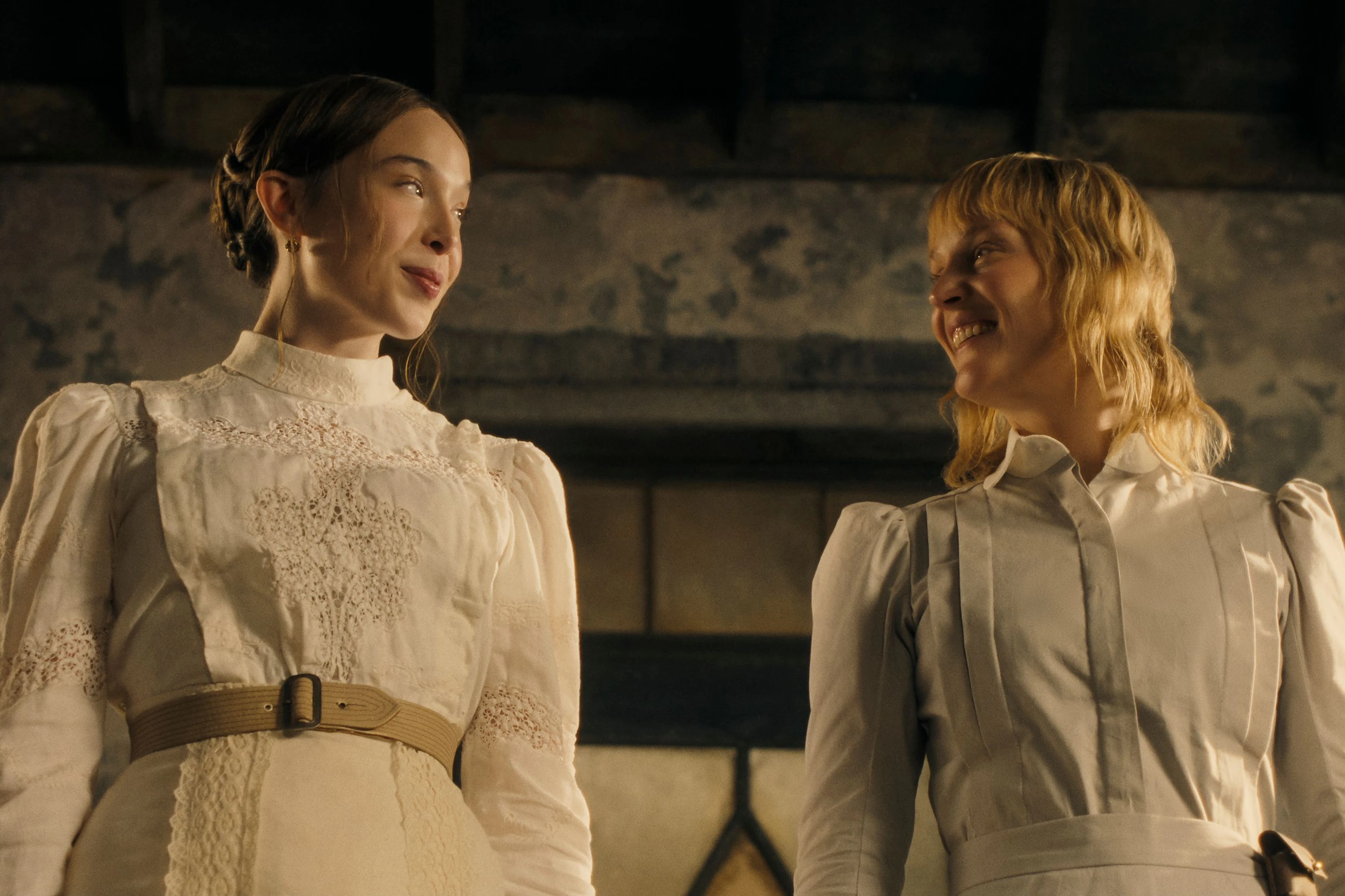 Werden zu Sisters in Arms: Lizzie (Ella Beatty) und das Dienstmädchen Maggie (Vicky Krieps)