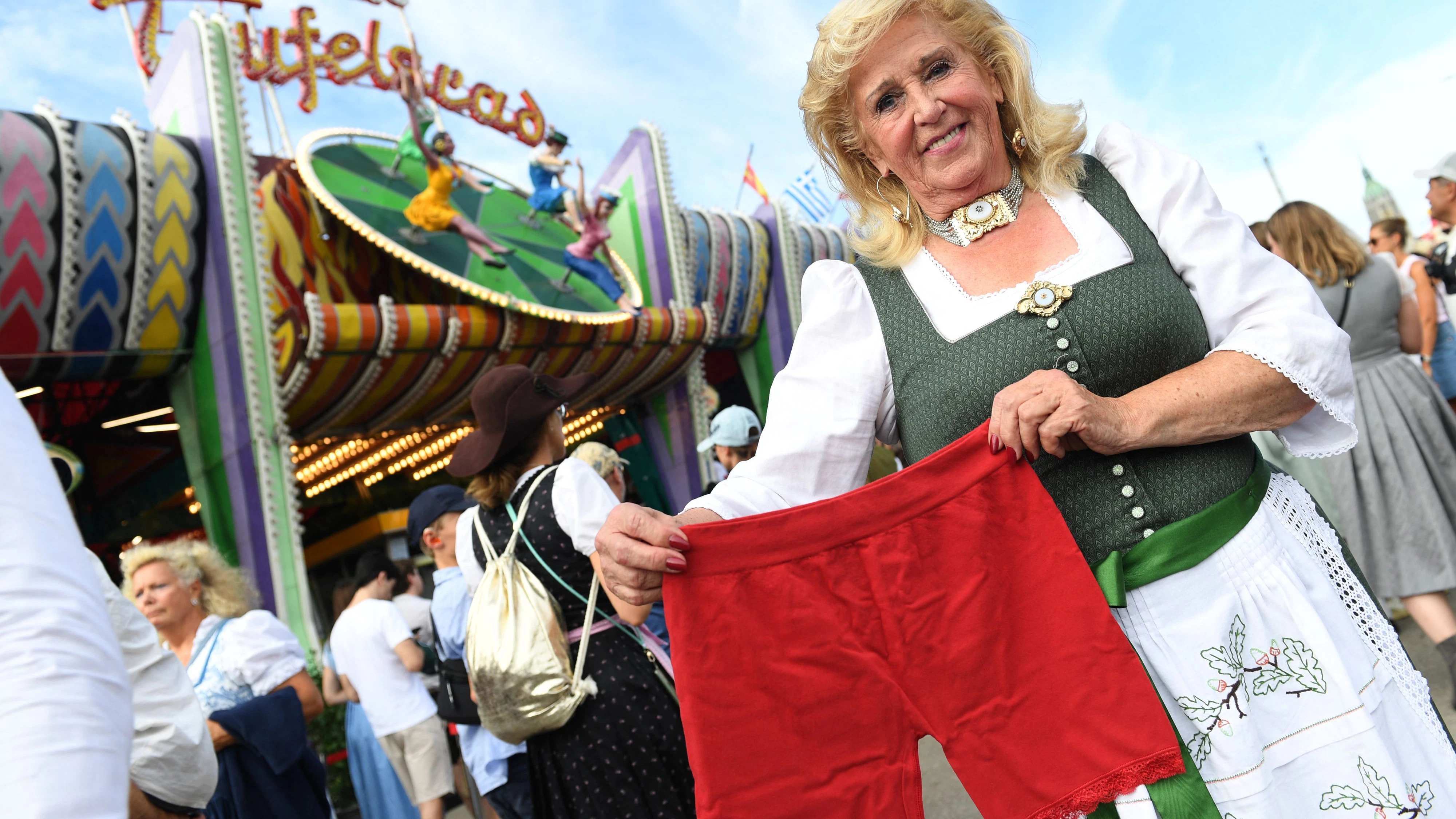 Wiesn-Teufelsrad-Betreiberin Elisabeth Polaczy verteilt kostenlos Radlerhosen an Frauen, die sich vor voyeuristischen Aufnahmen schützen wollen.