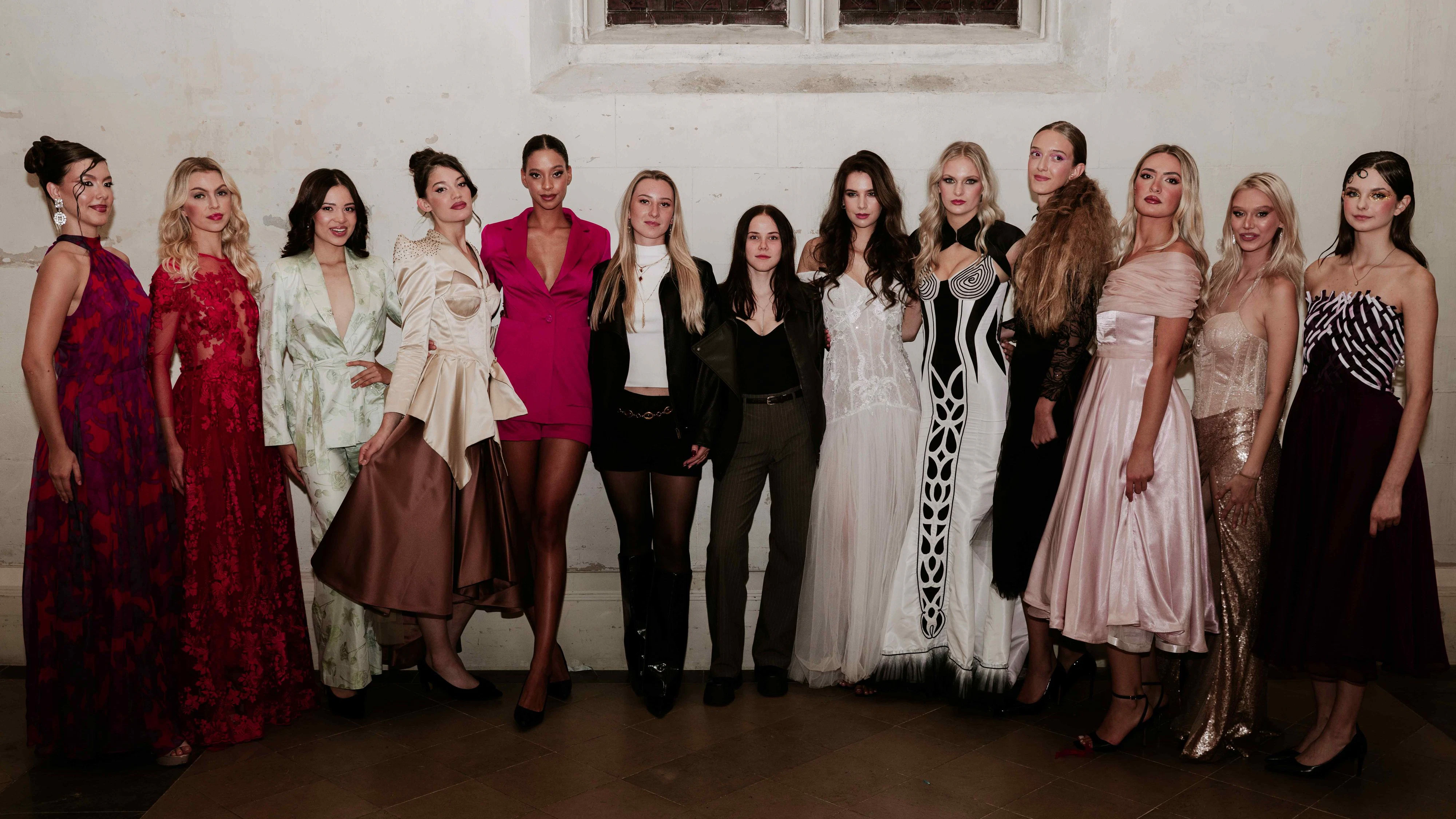 Diese zwölf Schönheiten von 1st Place Models waren für die Austro-Designer im Einsatz, hier zusammen mit&nbsp;Event-Assistentin Rebecca Parthé und Magdalena Graf.