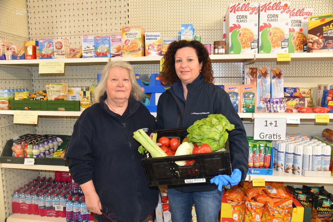 Henriette Weis und Marktleiterin Bettina Jelenko
