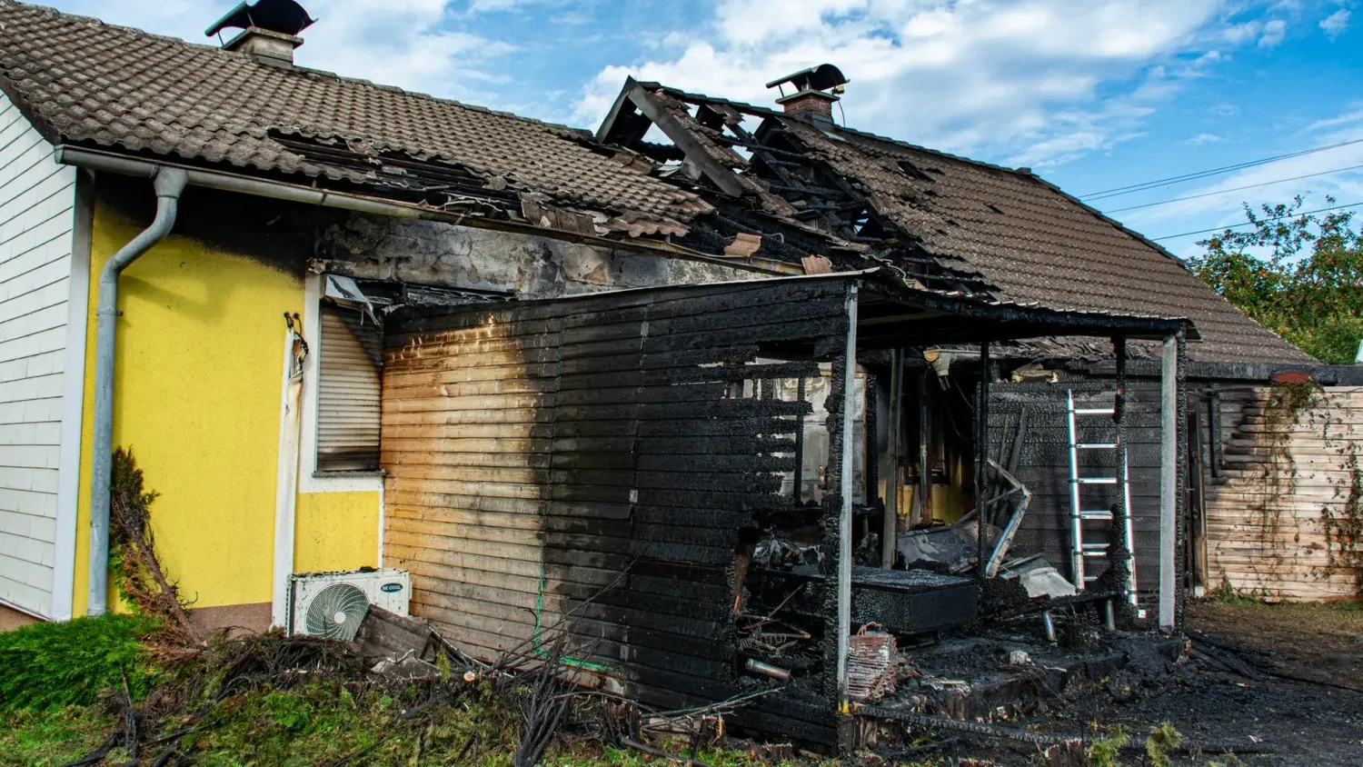 Die Einsatzkräfte kämpften rund zwei Stunden gegen die Flammen.