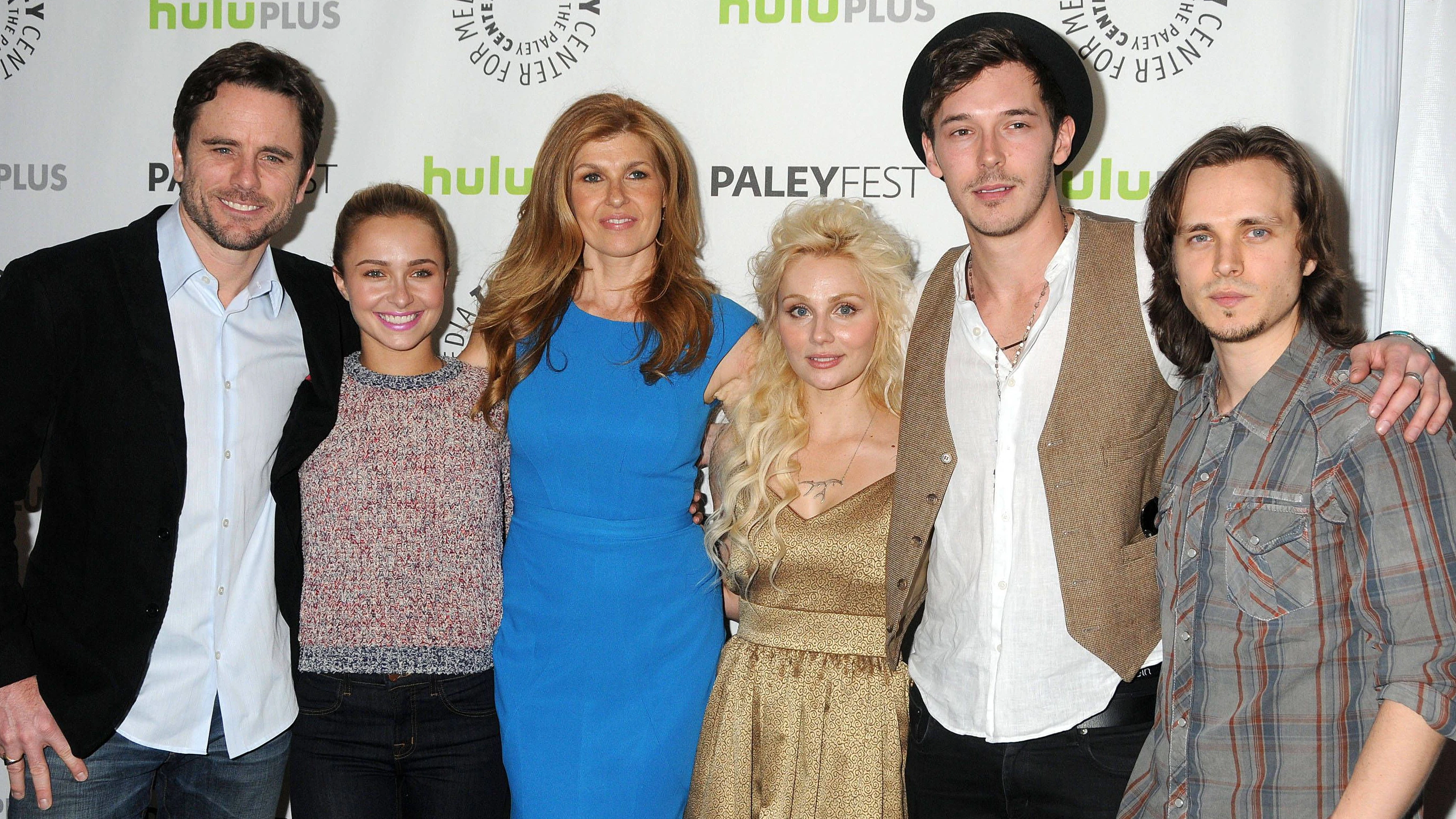 Charles Esten, Connie Britton, Clare Bowen, Sam Palladio sowie Jonathan Jackson (v.l.) waren Kollegen von Hayden Panettiere und spielten jahrelang mit ihr in der Serie "Nashville" mit.