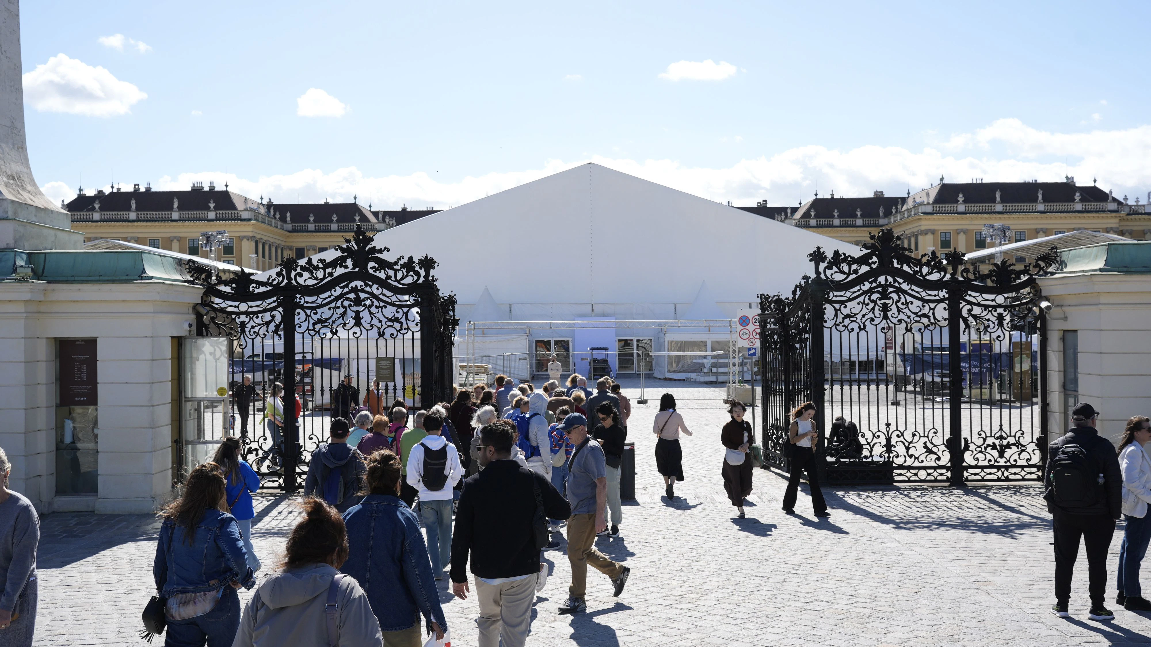 Heute.at - Teure Pferde: Hochsicherheitszone vor Schönbrunn