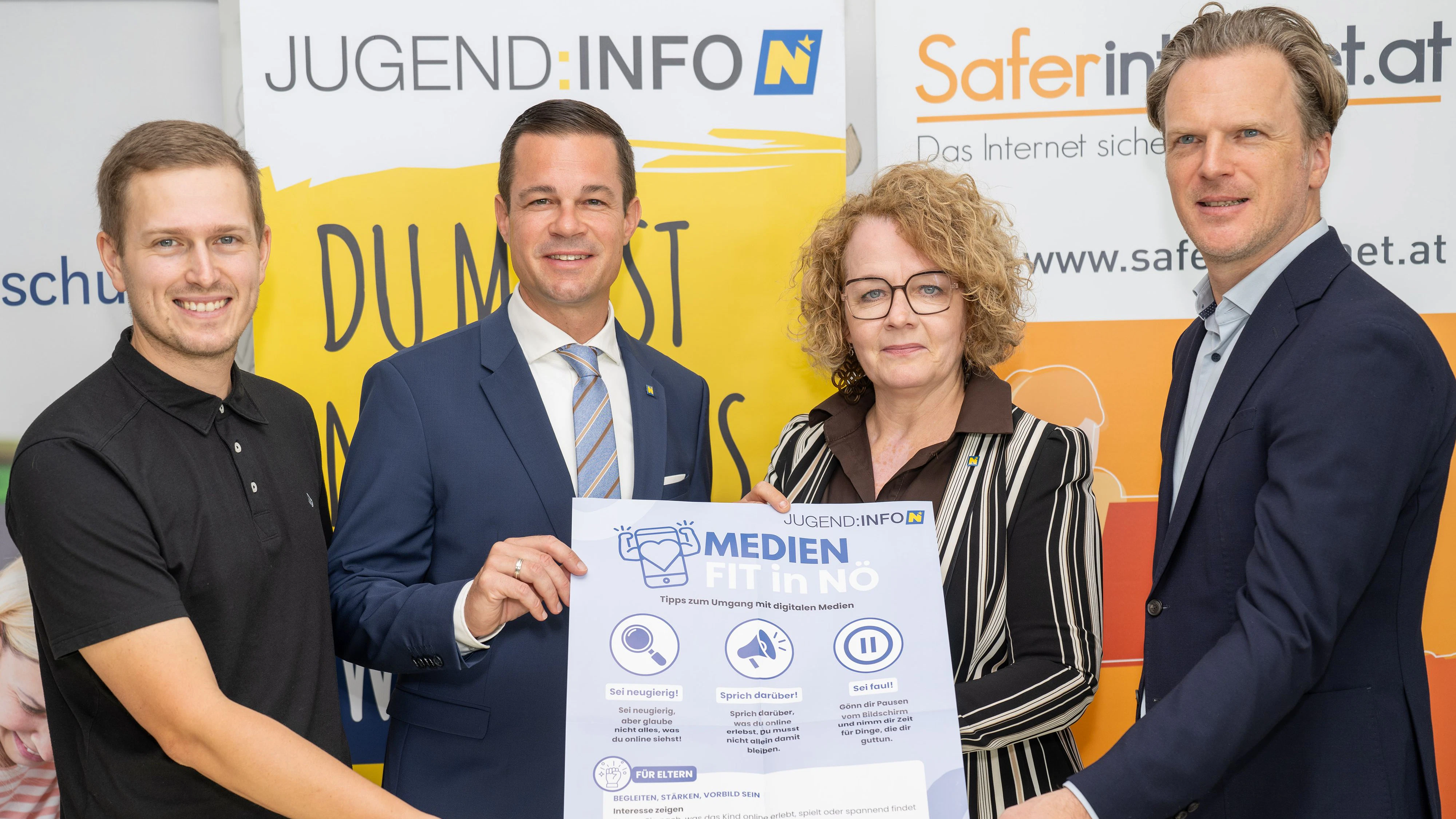 Lukas Schneider (Geschäftsführer der Jugend:info NÖ), Bildungsdirektor Karl Fritthum, Bildungslandesrätin Christian Teschl-Hofmeister (VP) und Bernhard Jungwirth (Geschäftsführer des Österreichischen Instituts für angewandte Telekommunikation, Projektleiter von Saferinternet.at)