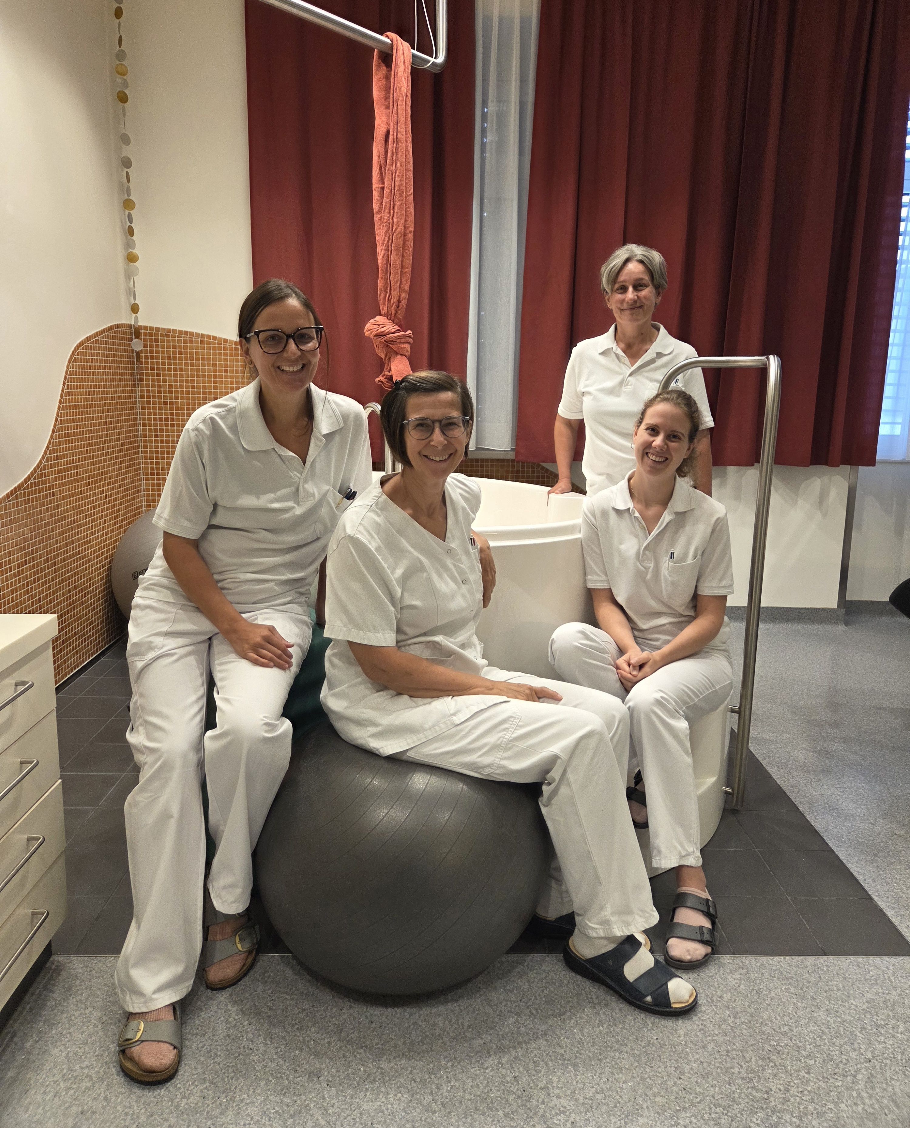Hebammen Doris Salzmann, Petra Riesenhuber, vorne Marlene Kainz, hinten Claudia Baumgartner