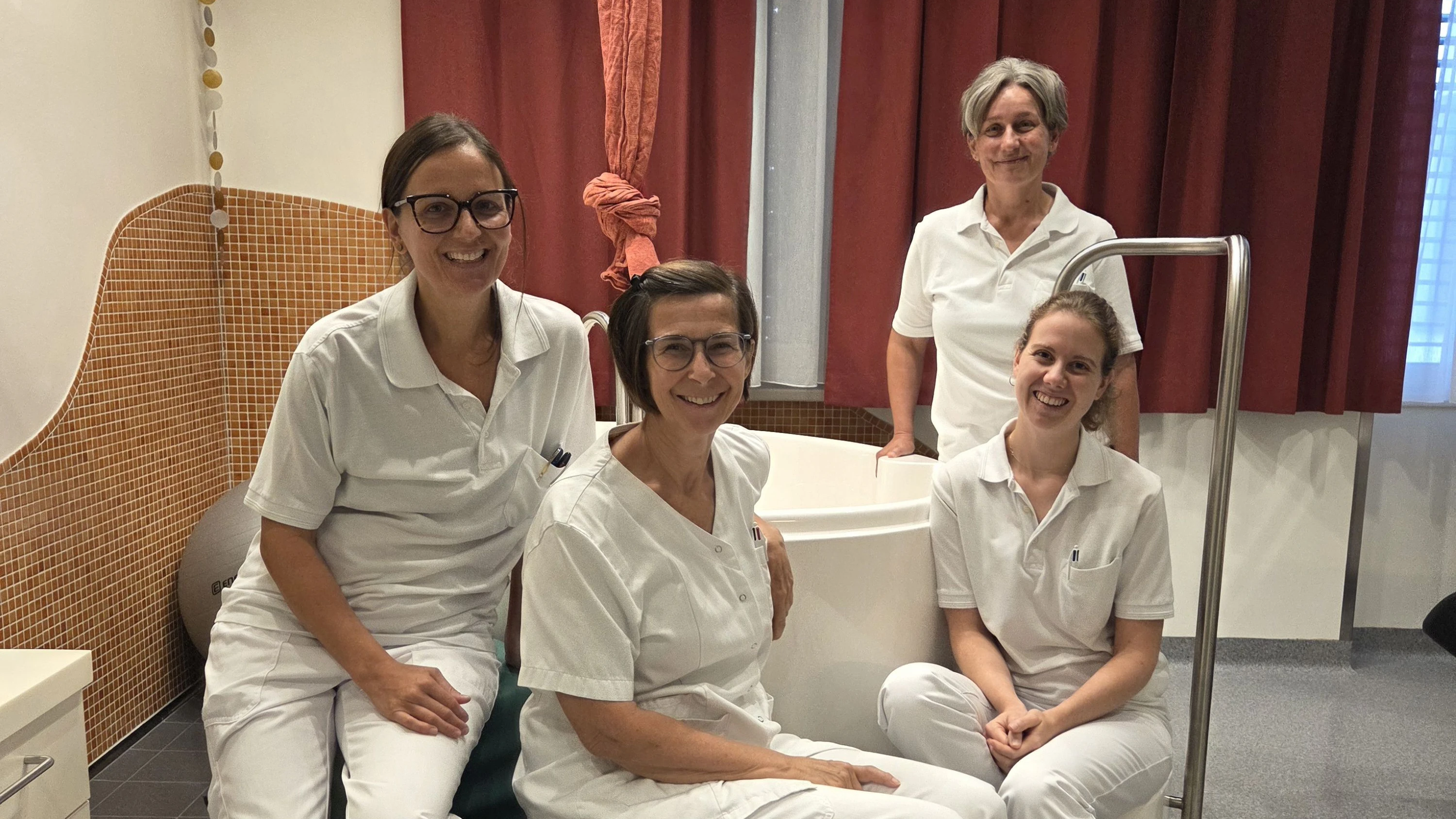 Hebammen Doris Salzmann, Petra Riesenhuber, vorne Marlene Kainz, hinten Claudia Baumgartner