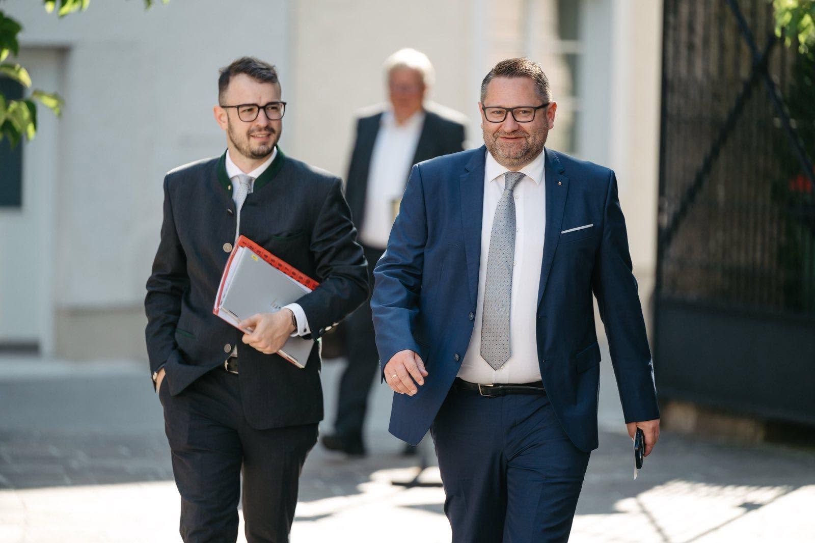 <strong>Wolfgang Mayer</strong> (re.), bisher Klubobmann der ÖVP im Landtag, übernimmt das Amt des Landeshauptfrau-Stellvertreters von Stefan Schnöll.