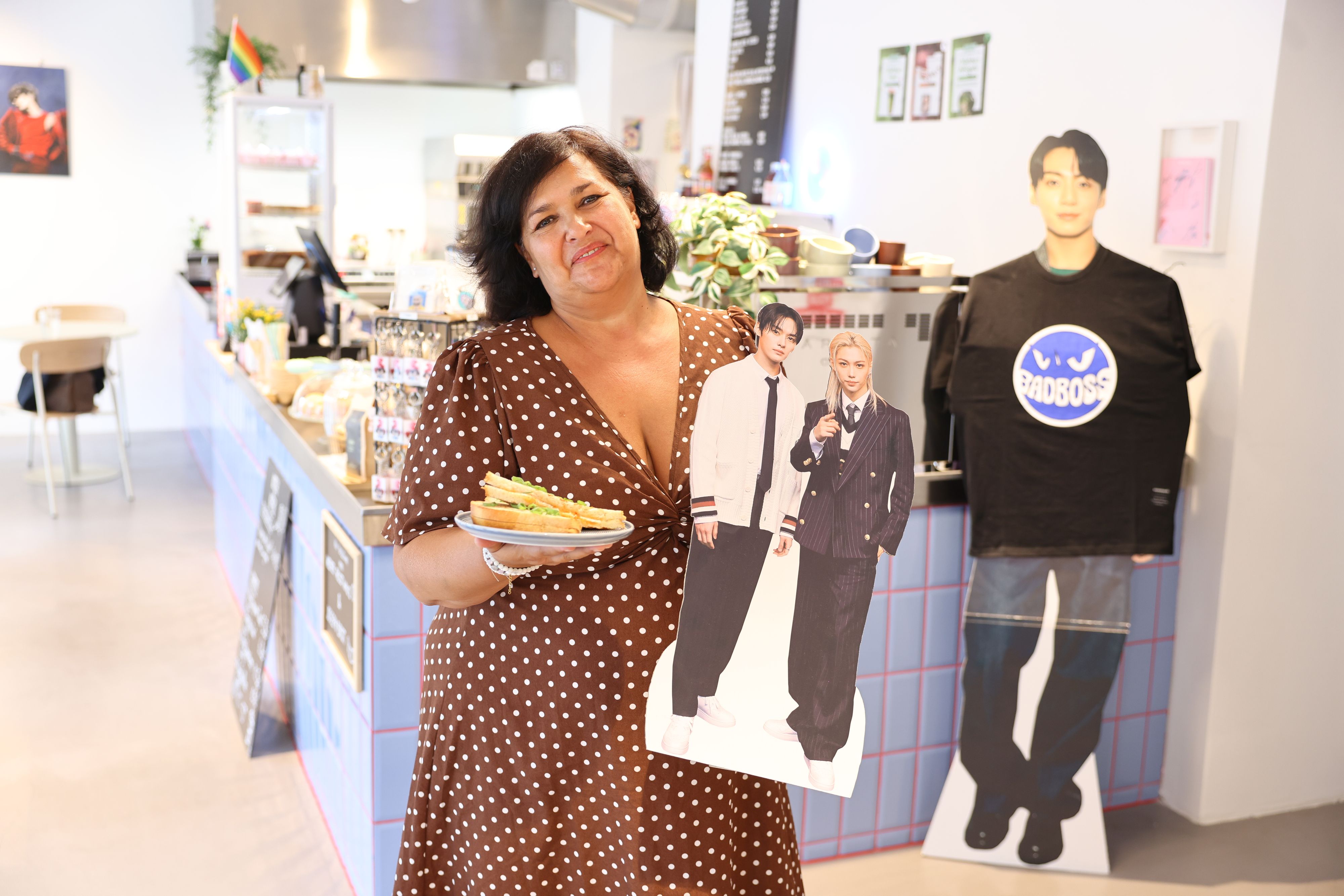 Silvia Hofbauer ist großer K-Pop-Fan. In ihrem Café serviert sie wienerische und koreanische Spezialitäten.