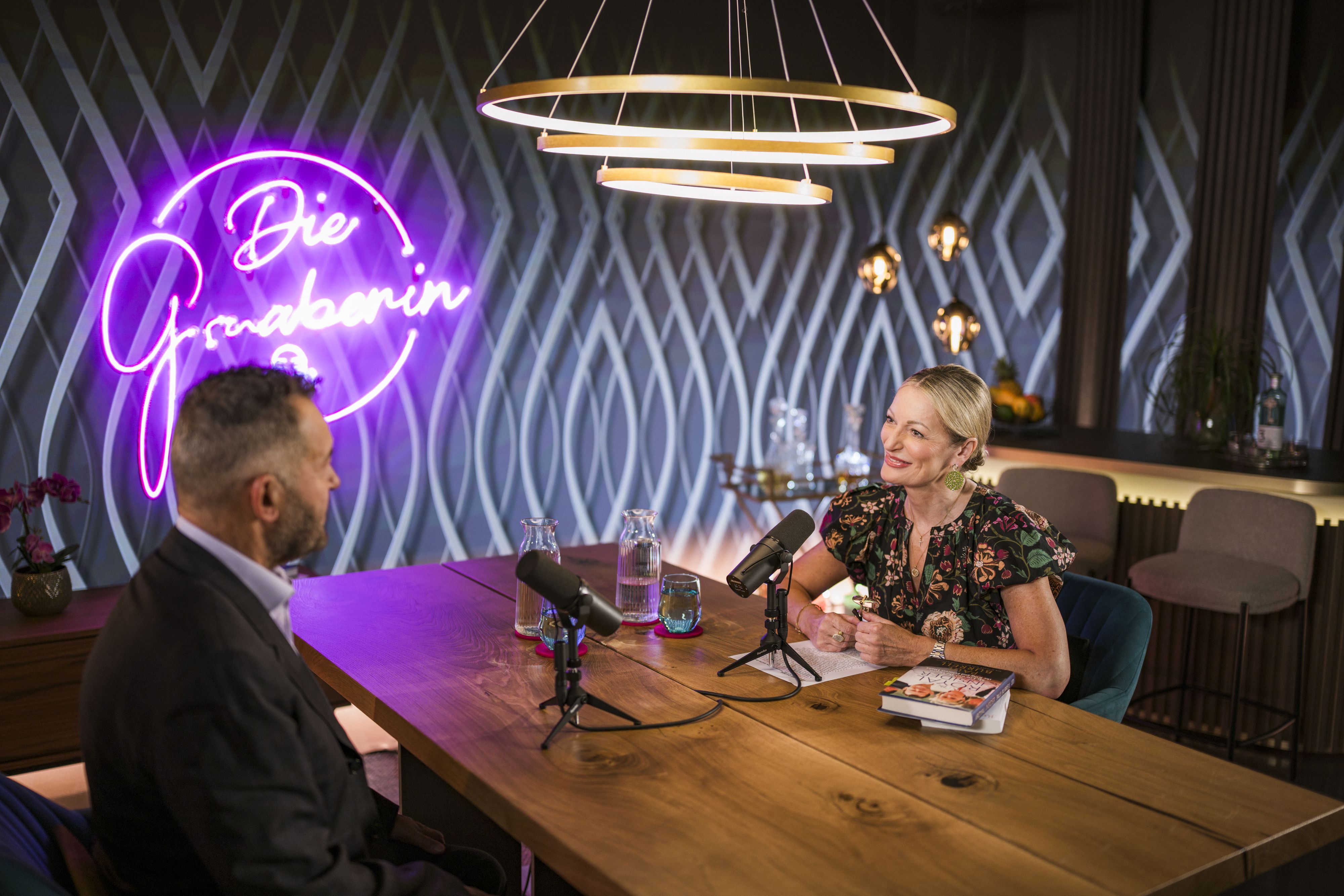 Monika Gruber und Paul Burrell während ServusTVs 