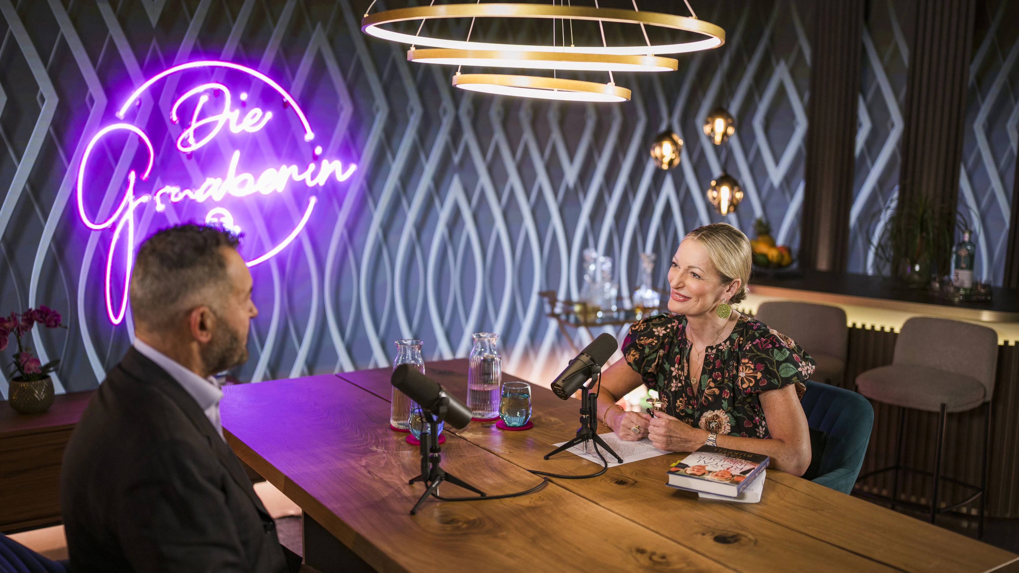 Monika Gruber und Paul Burrell während ServusTVs „Die Gruaberin - Vodcast“ in Salzburg, Österreich am 30. Juli 2026.