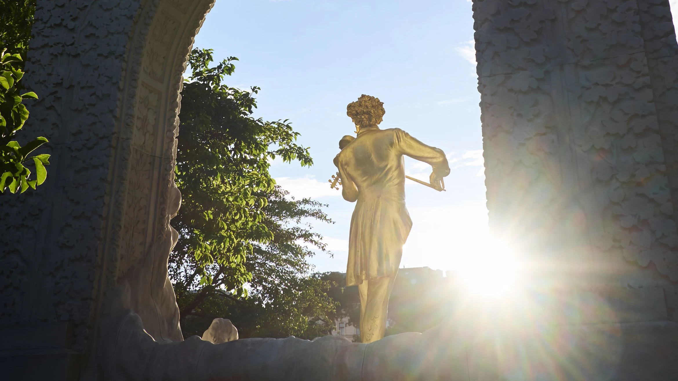 Wien, Austria - June 12, 2016: Vergoldetes Johann Strauss Denkmal im Wiener Stadtpark, Ansicht von hinten.