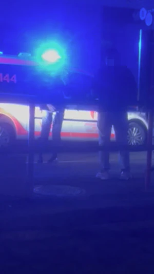 Messer-Attacke Wien-Favoriten: 31-Jähriger nach Streit um Bankomatkarte schwer verletzt, Täter flüchtig. Polizei ermittelt aktuell.