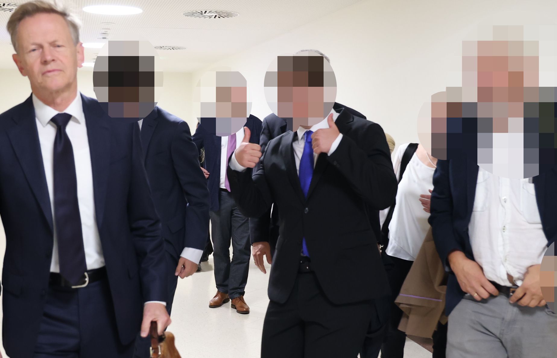Vor dem Prozess frech – im Saal schmallippig: die Angeklagten samt Begleitern.