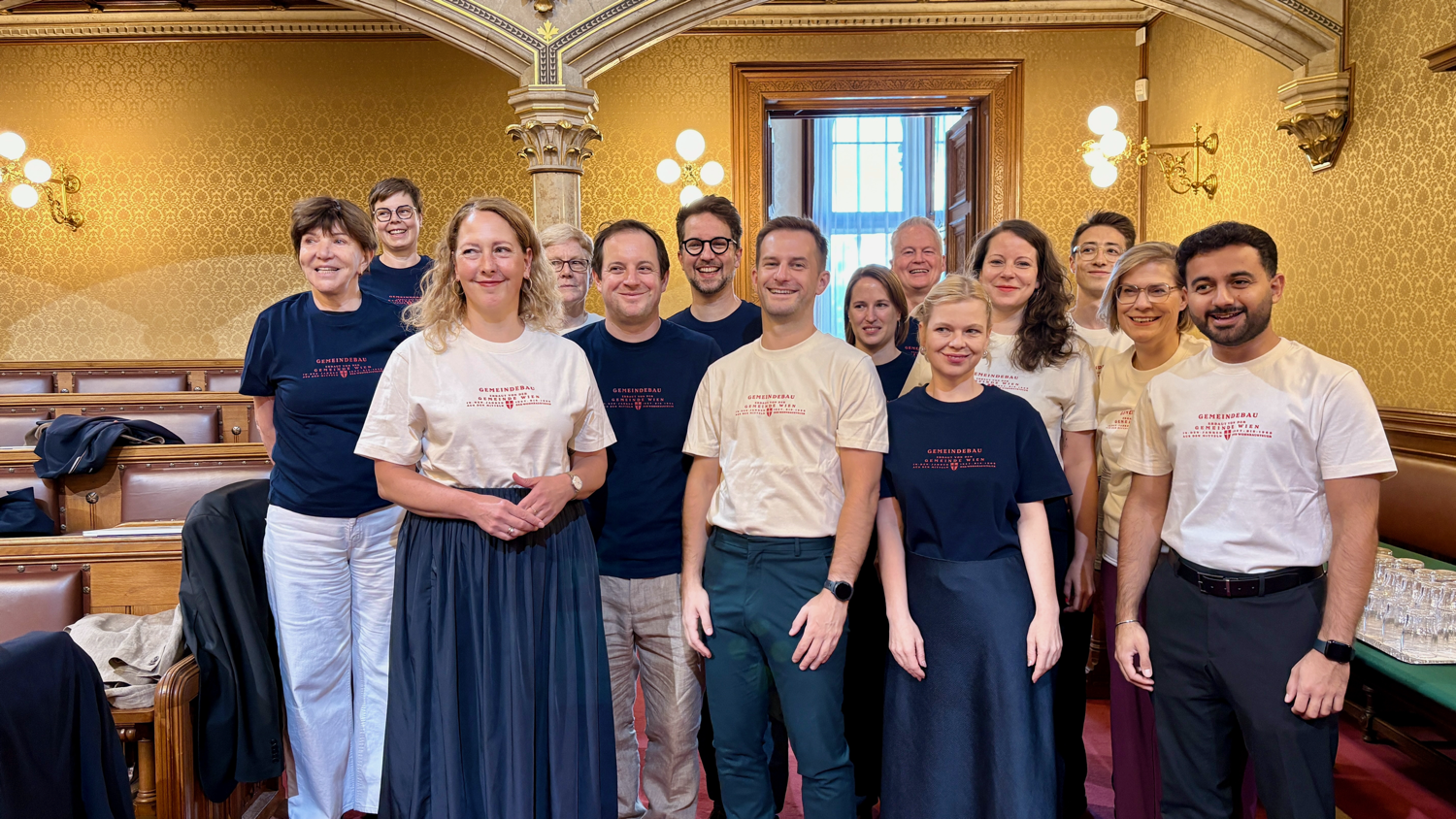 Im Sondergemeinderat haben die Grünen einen Antrag zum Schutz der Gemeindebauten eingebracht. Dazu sind unsere Abgeordneten mit „Gemeindebau“-T-Shirts zur Sitzung gekommen. 