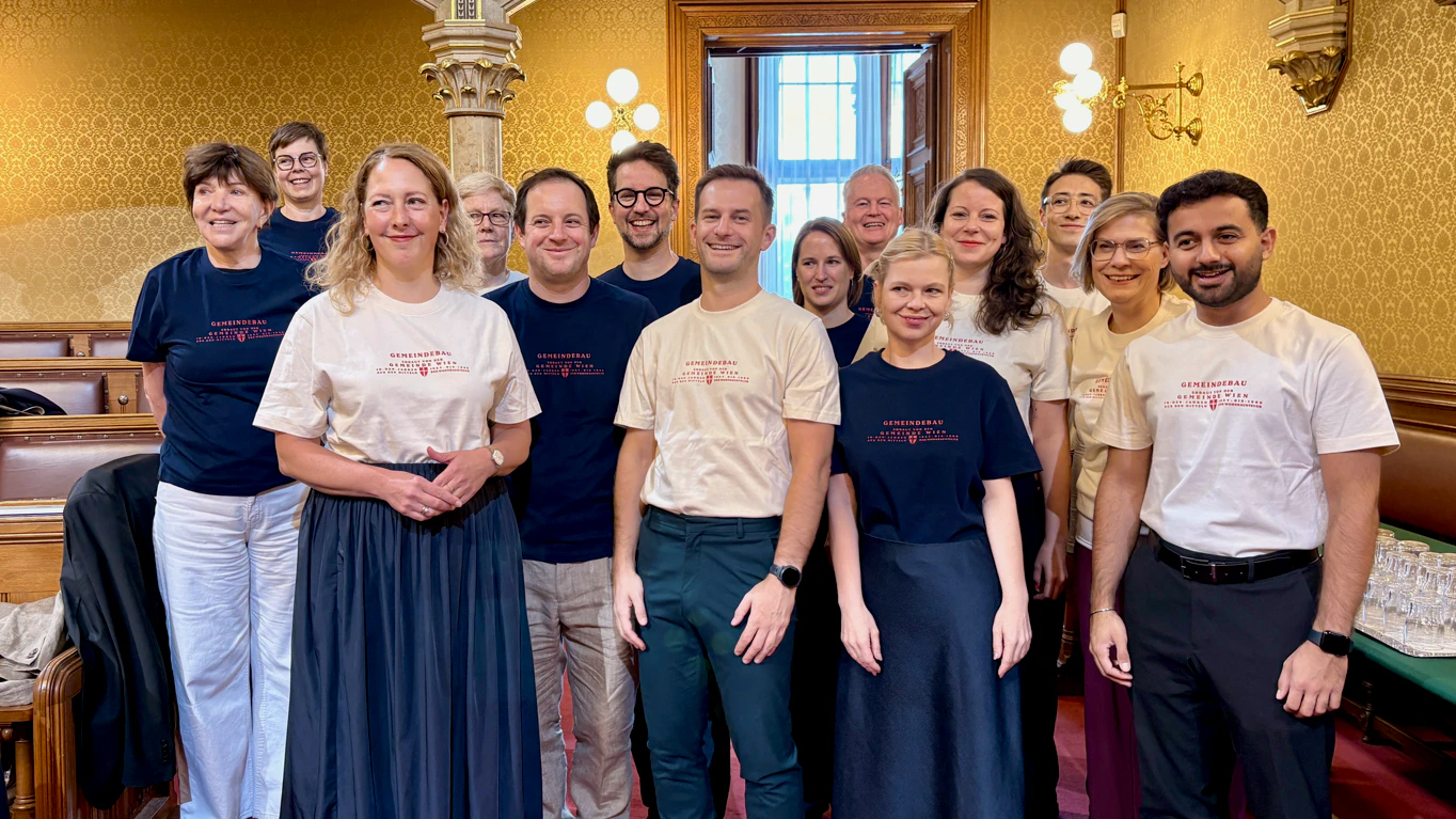 Im Sondergemeinderat haben die Grünen einen Antrag zum Schutz der Gemeindebauten eingebracht. Dazu sind unsere Abgeordneten mit „Gemeindebau“-T-Shirts zur Sitzung gekommen. 