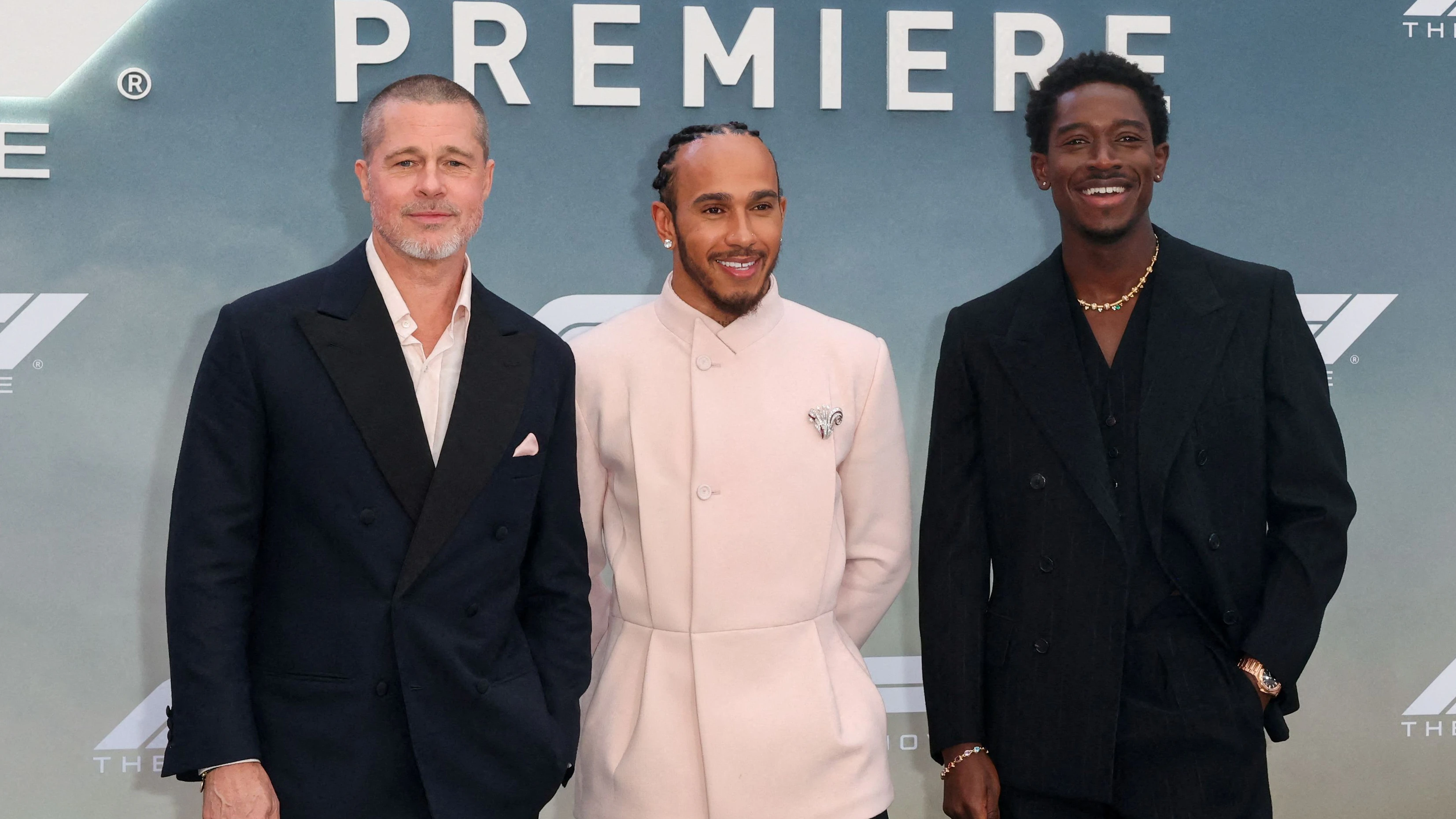 Lewis Hamilton zwischen Brad Pitt und Damson Idris bei der Premiere von "F1 The Movie" 2025.