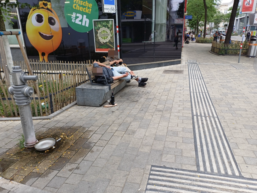 Voll auf Drogen und Alkohol: Typische Szene nahe dem Wiener Westbahnhof.