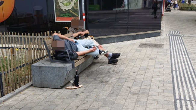 Voll auf Drogen und Alkohol: Typische Szene mitten in Wohnstraße bei dem Westbahnhof.
