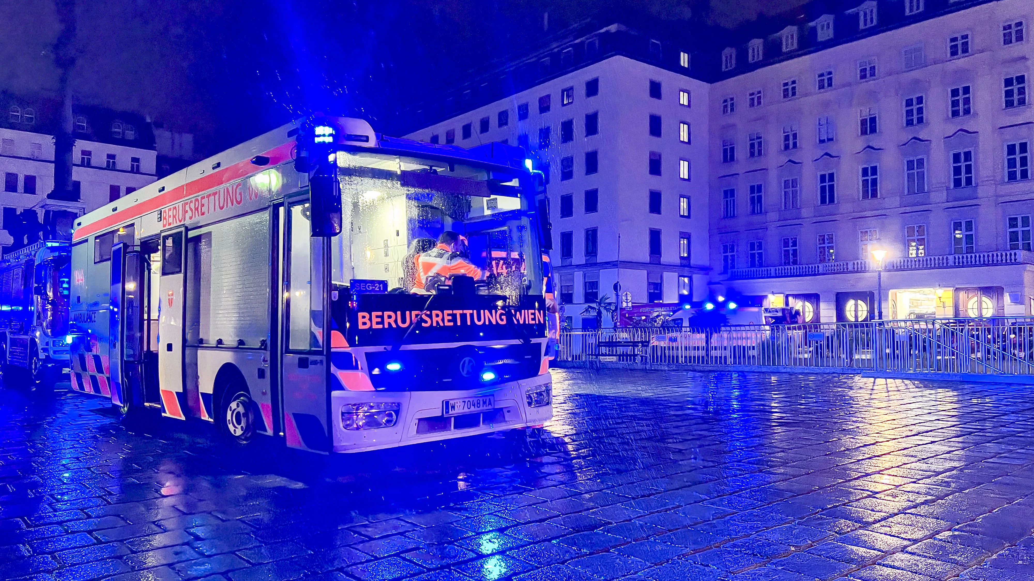 Nächtlicher Großeinsatz für die Berufsrettung Wien.