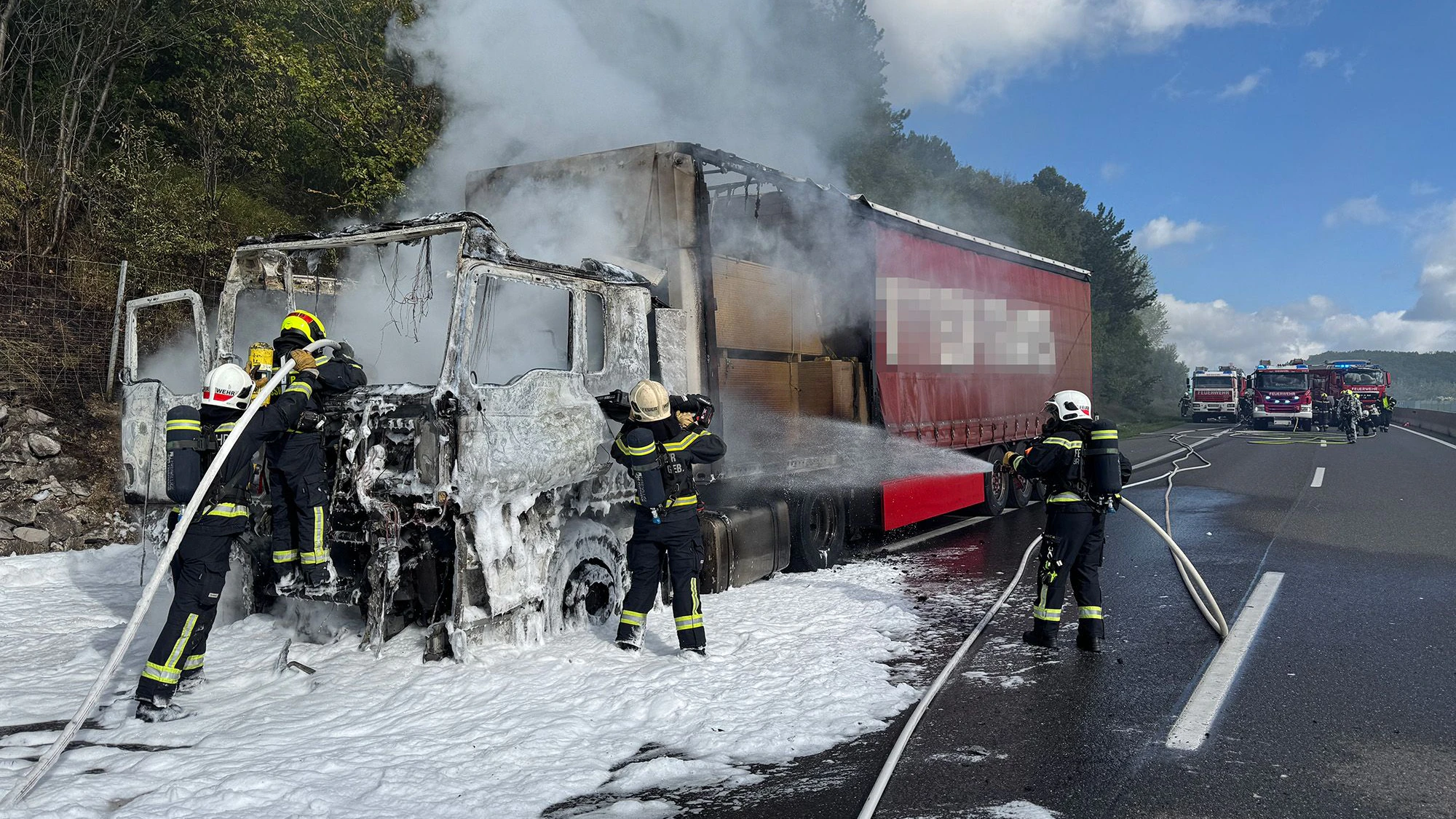Heute.at - Lkw geht plötzlich in Flammen auf – A21 gesperrt