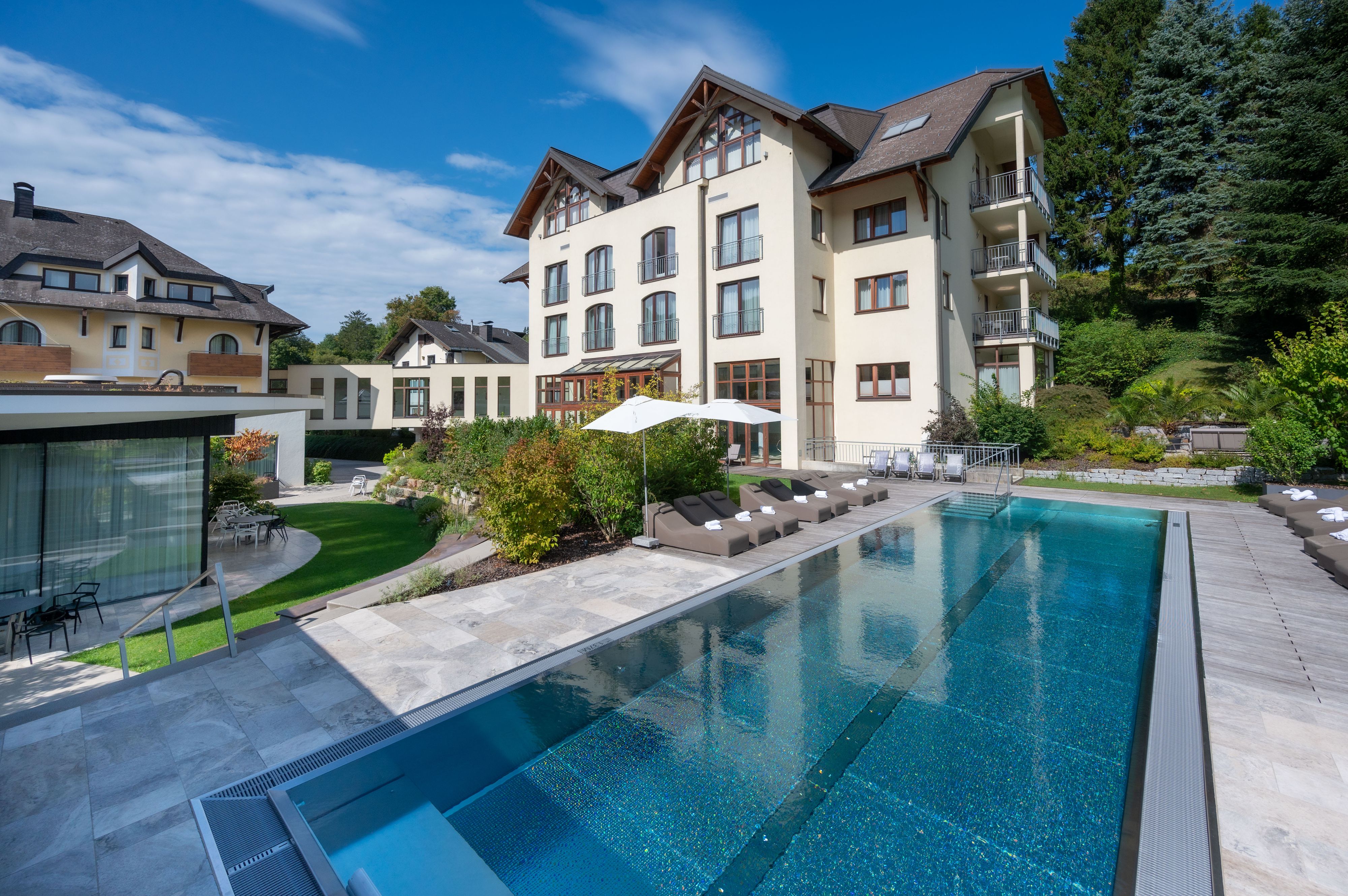 HIer wartet echte Gastfreundschaft: Die großzügige Wellness- und Relaxwelt lädt auf 500 m<sup>2</sup> zum Abschalten ein.