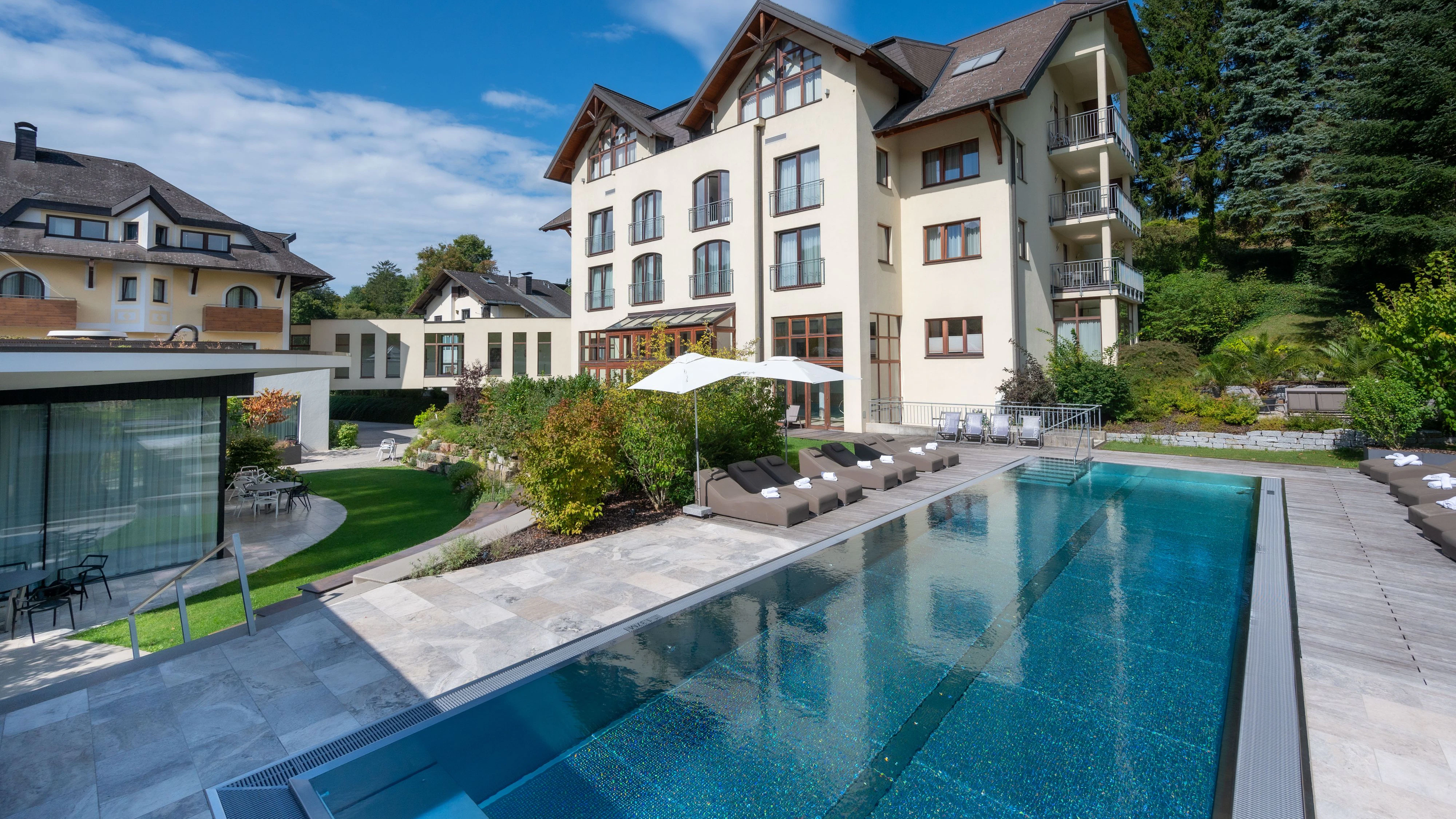 HIer wartet echte Gastfreundschaft: Die großzügige Wellness- und Relaxwelt lädt auf 500m2 zum Abschalten ein.