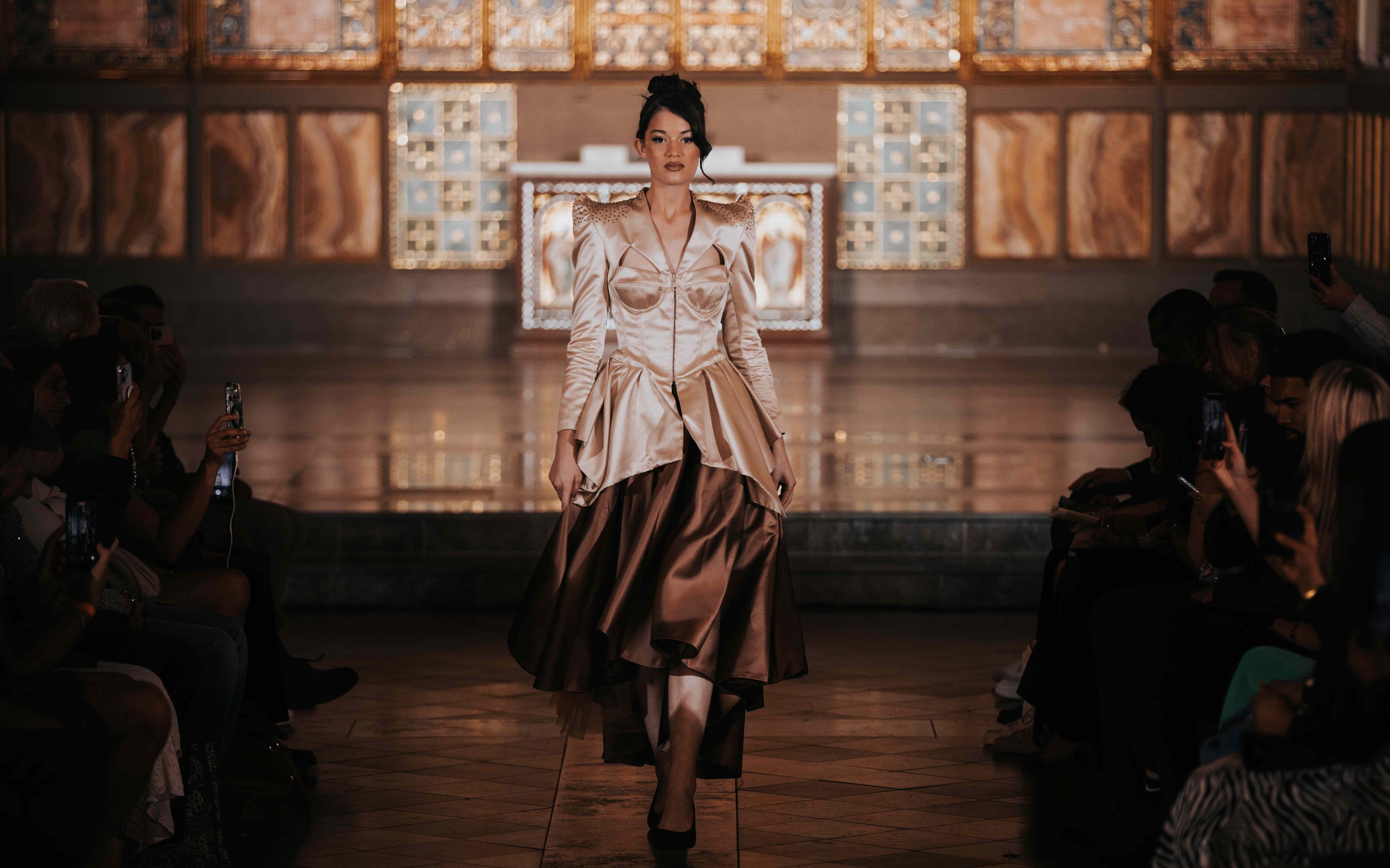 Das deutsche 1st Place Model Ann-Luisa Schirlitz präsentiert Rosengarten Couture der Niederösterreicherin Doris Berger.
