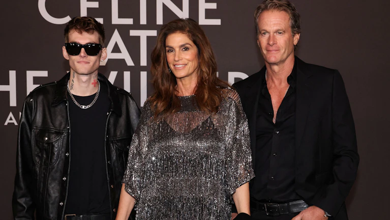 Schock für das ehemalige Supermodel Cindy Crawford: Ihr Sohn Presley Gerber ist am Sonntag mit nur 27 Jahren gestorben. Berichten aus den USA zufolge starb er in einer Entzugsklinik. Was über seinen Tod bisher bekannt ist, wie seine Familie reagiert hat. Die Infos.
