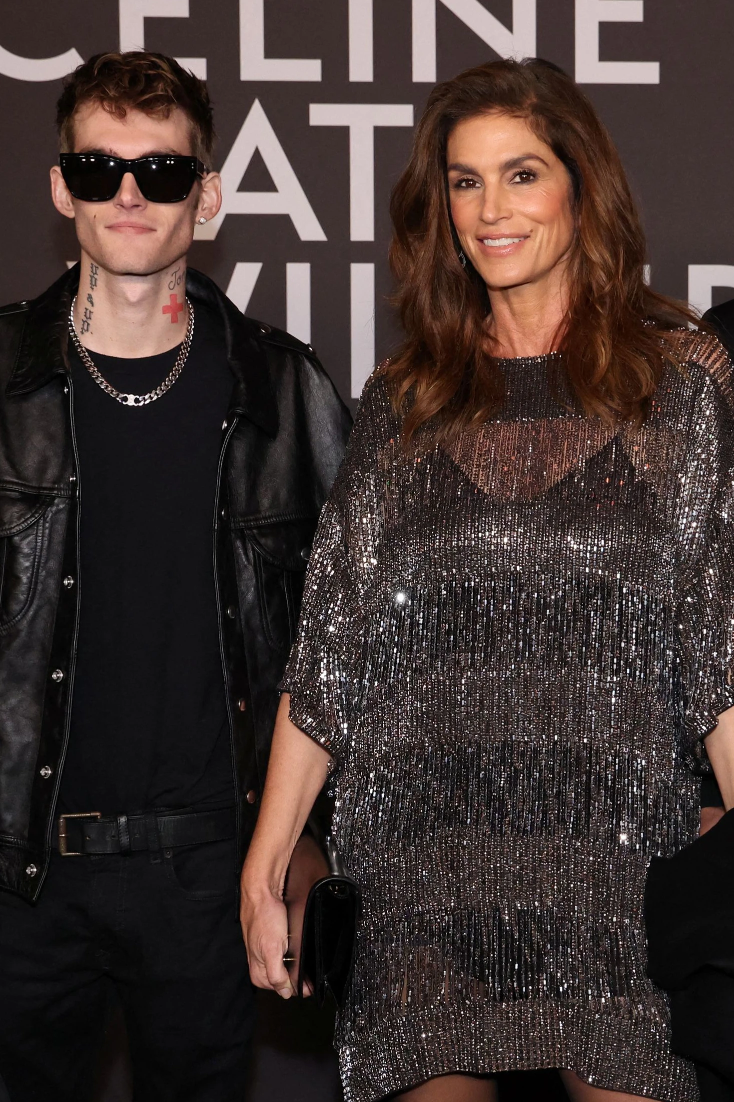Cindy Crawford mit ihrem Sohn Presley und Ehemann Rande Gerber bei einer Modenschau im Jahr 2022 in Los Angeles