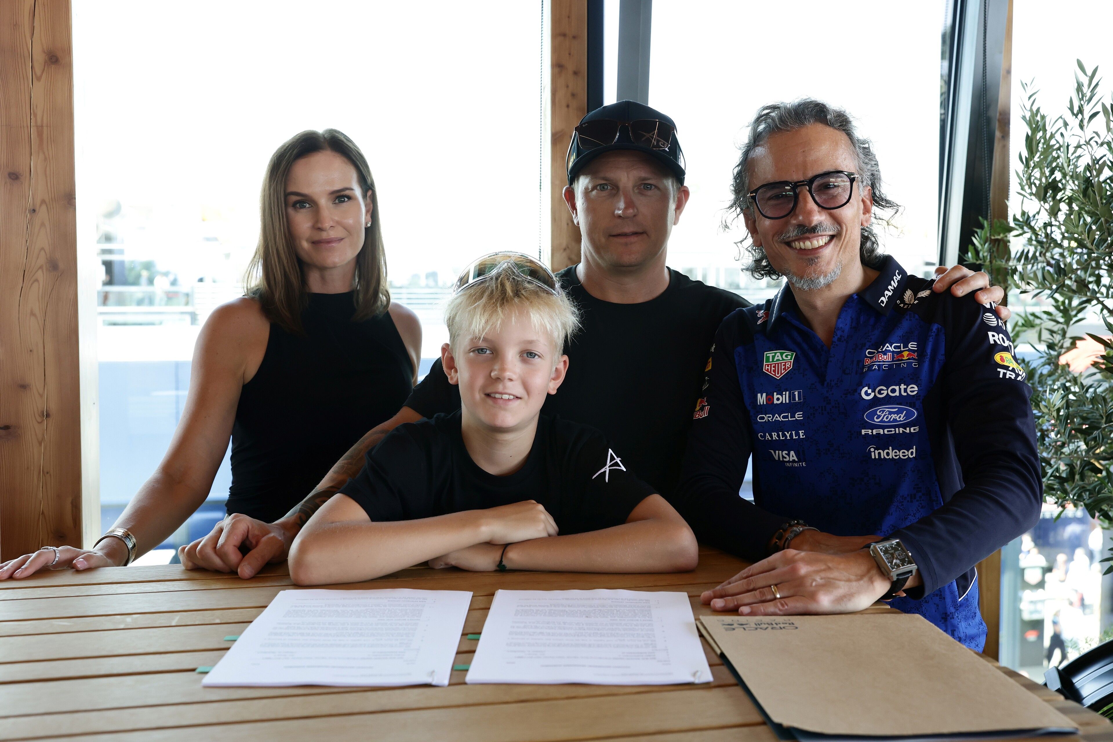 Robin Räikkönen bei der Red-Bull-Unterschrift mit Teamchef Laurent Mekies.