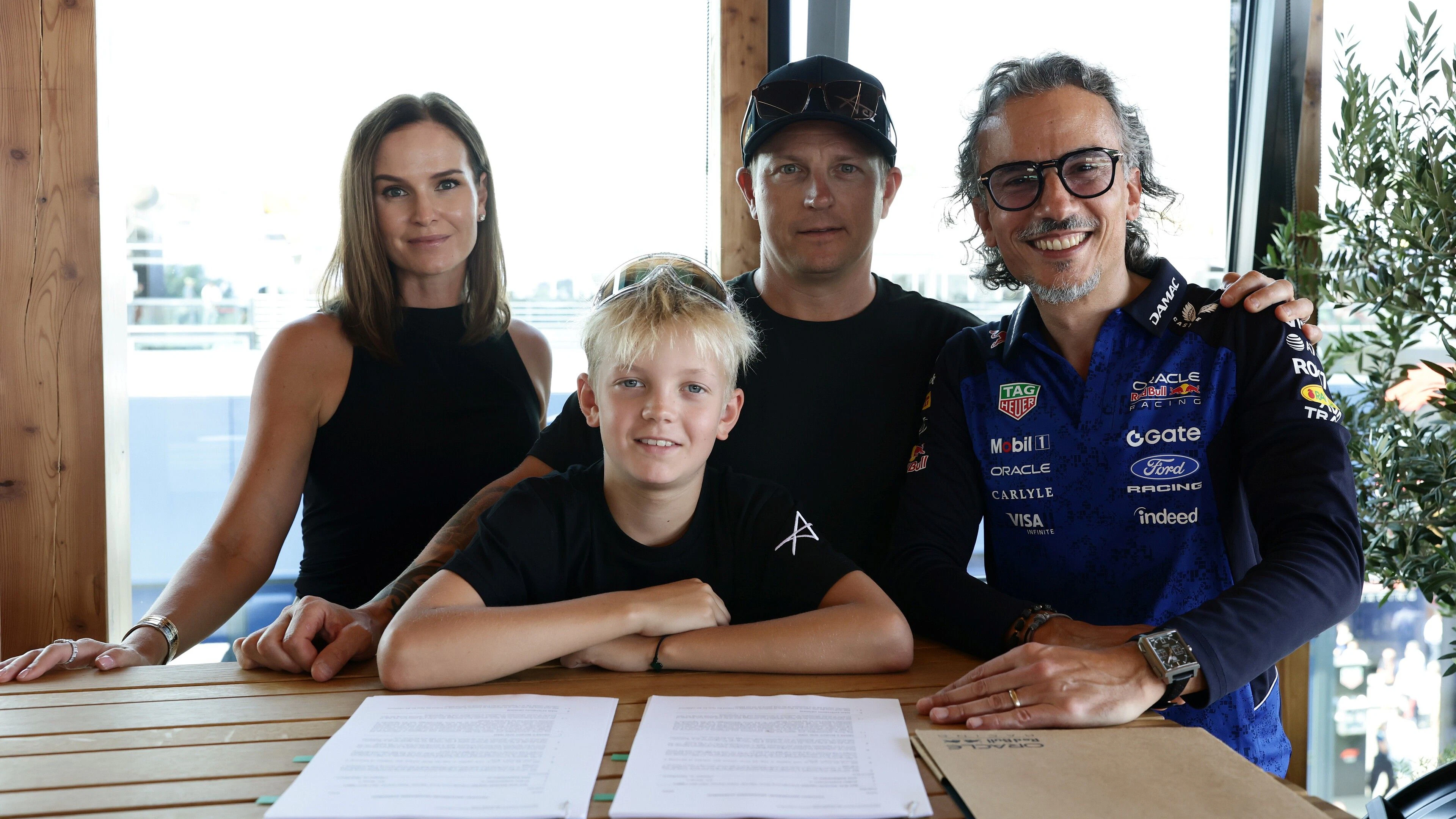 Robin Räikkönen bei der Red-Bull-Unterschrift mit Teamchef Laurent Mekies.