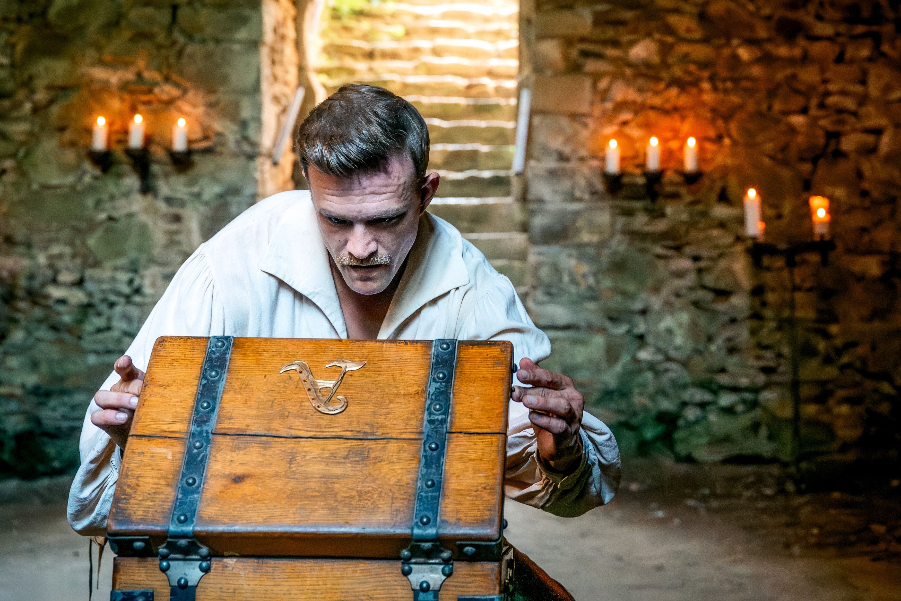 Um einen Mordfall zu lösen, muss Pichlwanger (Michael Steinocher) als Ritter undercover ermitteln. Und nimmt dabei unerwartete Verstärkung mit.