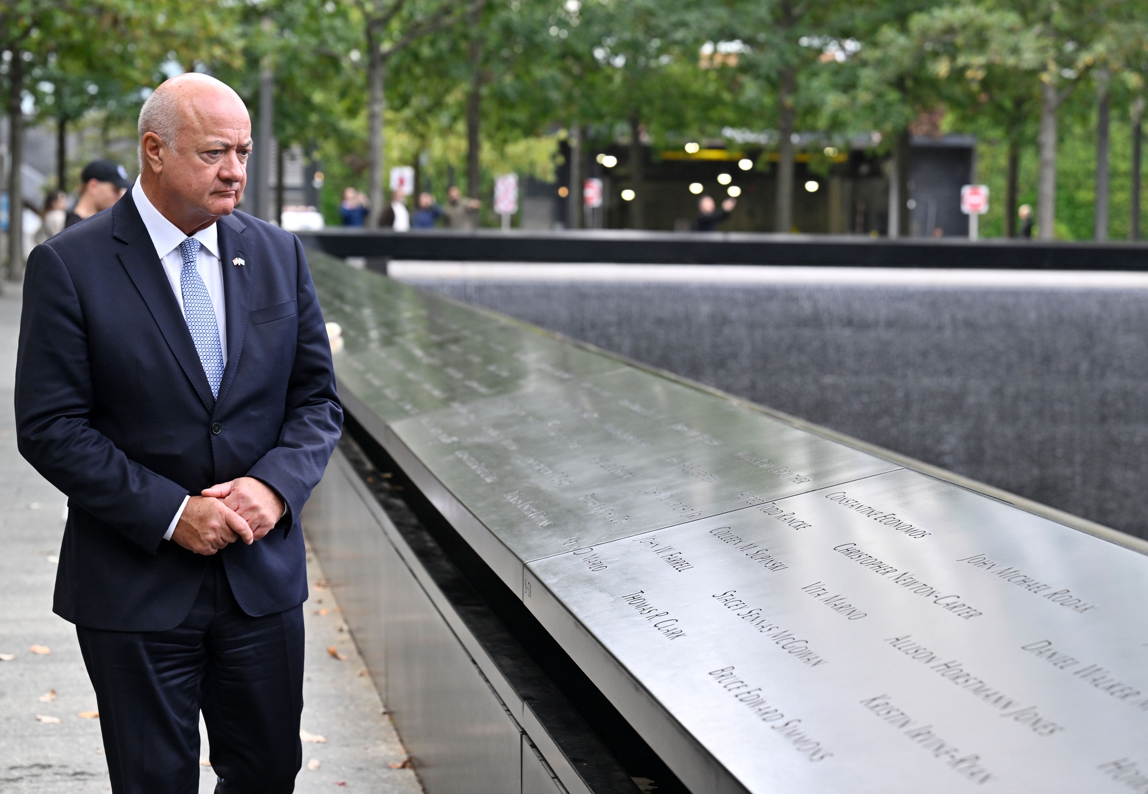 Bundeskanzler Christian Stocker hat seinen New-York-Besuch mit einem emotionalen Gedenken an die Opfer der 9/11-Anschläge begonnen.
