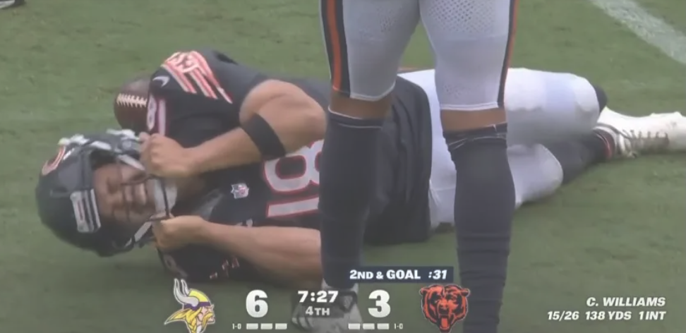 Quarterback Caleb Williams schreit vor Schmerz.