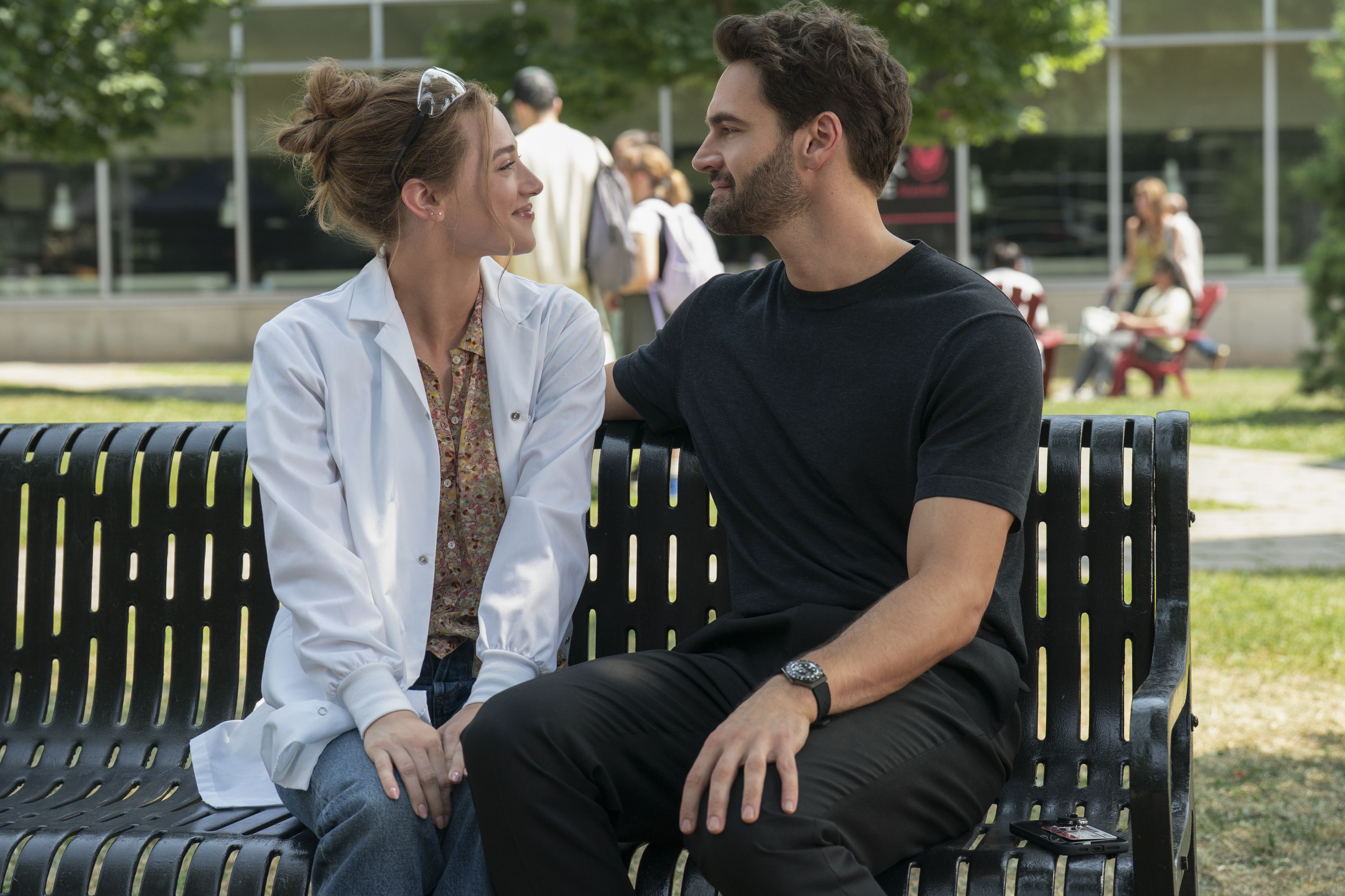 Lili Reinhart als Olive und Tom Bateman als einschüchternder Professor Adam Carlsen.