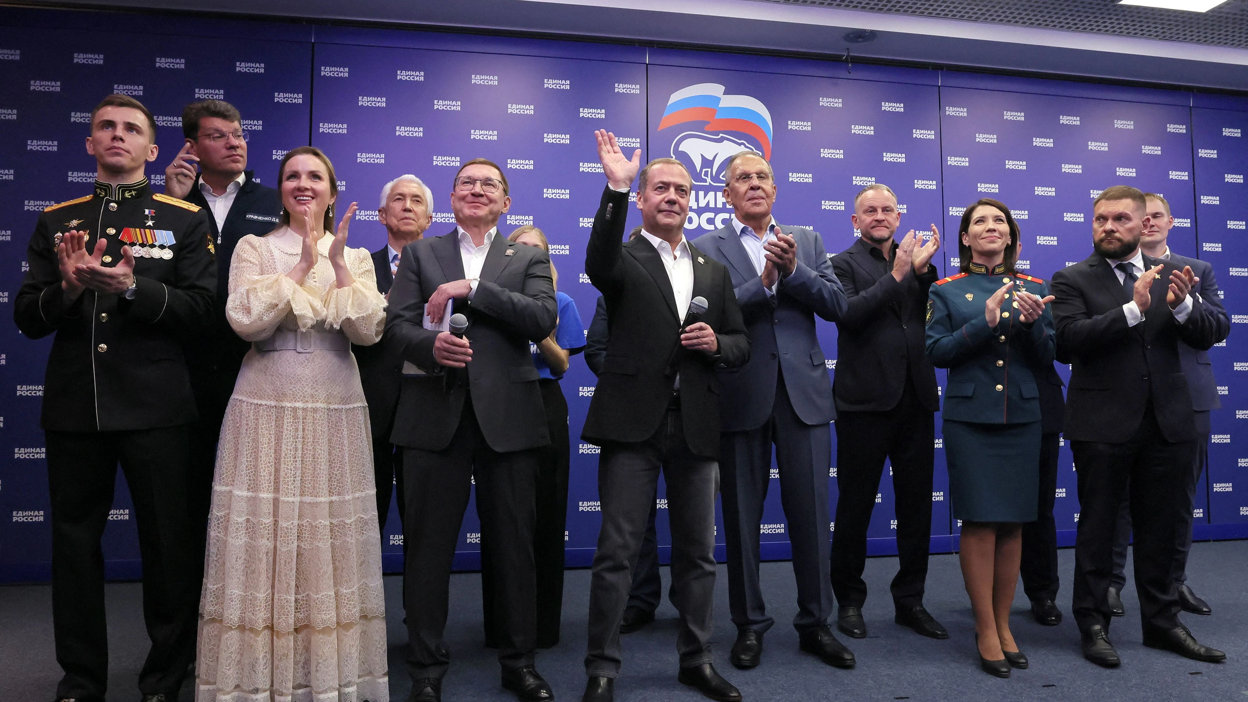 Die Putin-freundliche Partei "Geeintes Russland" hat – wenig überraschend – die Parlamentswahl in Russland mit deutlicher Mehrheit gewonnen. Beobachter sprechen von einer Farce. 