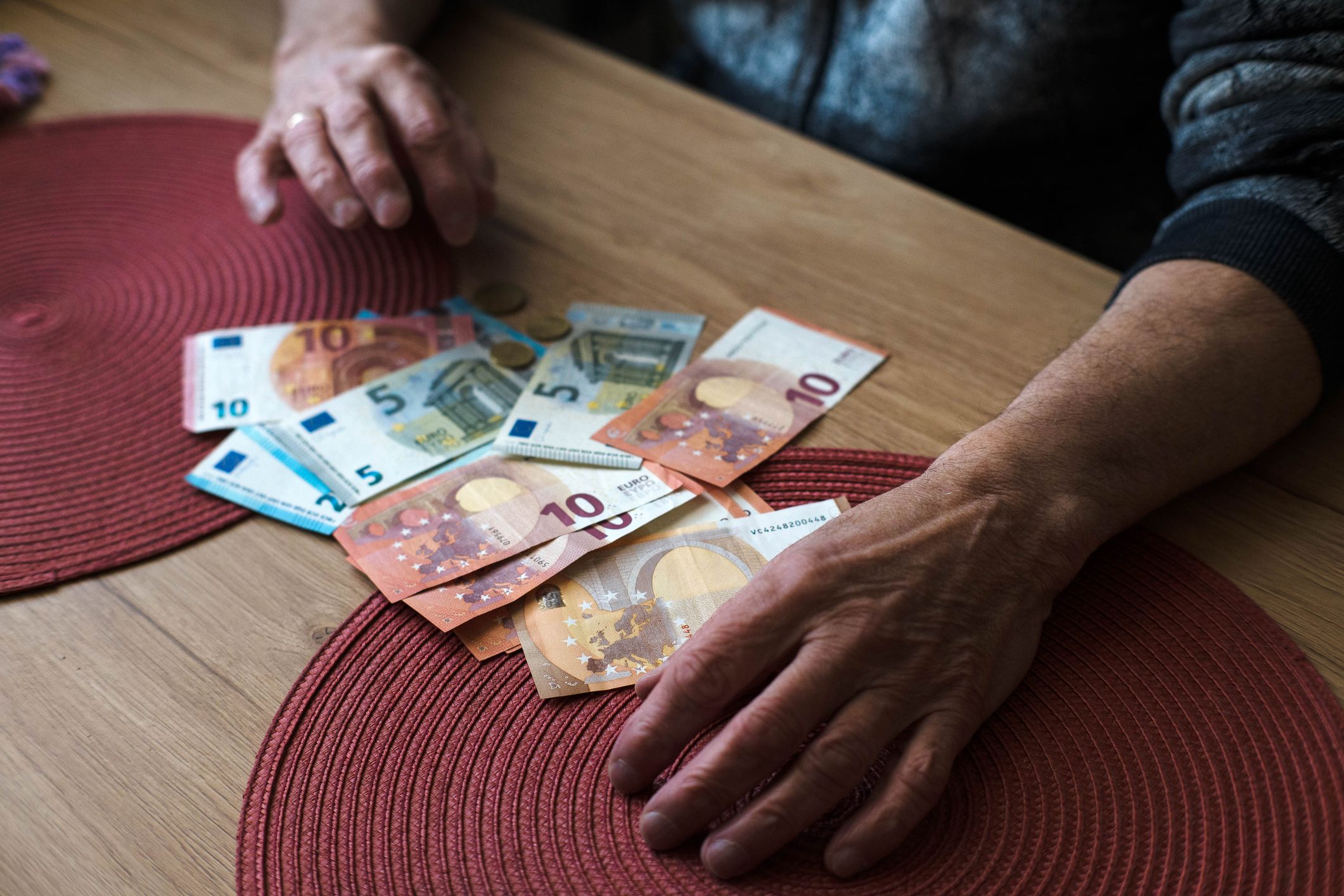 An elderly man couDem Deutschen fehlen nun monatlich 599 Euro. (Symbolbild)nts his savings.