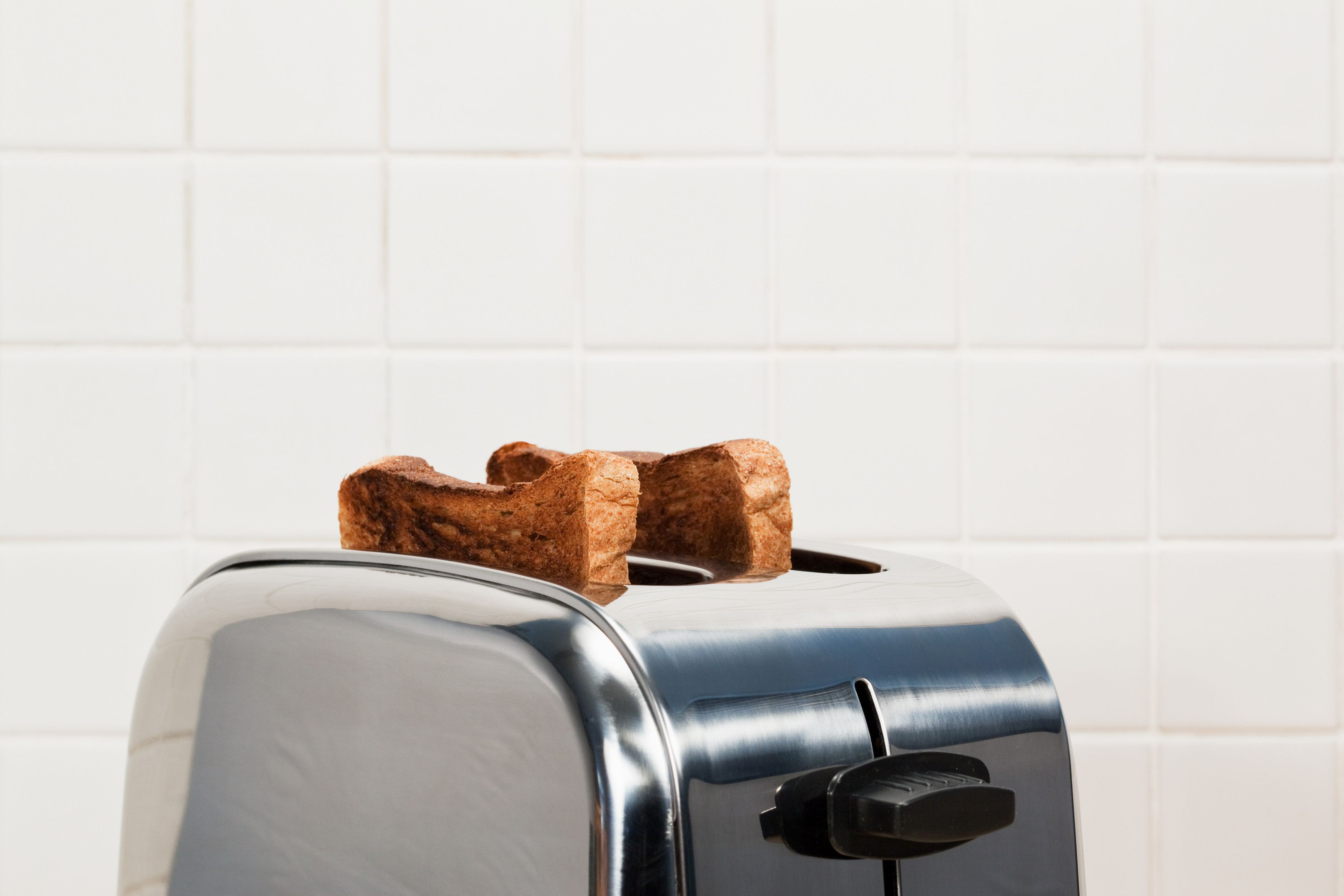 Brösel raus, Problem gelöst? Wer seinen Toaster zum Reinigen einfach umdreht und kräftig schüttelt, könnte genau das Gegenteil erreichen.