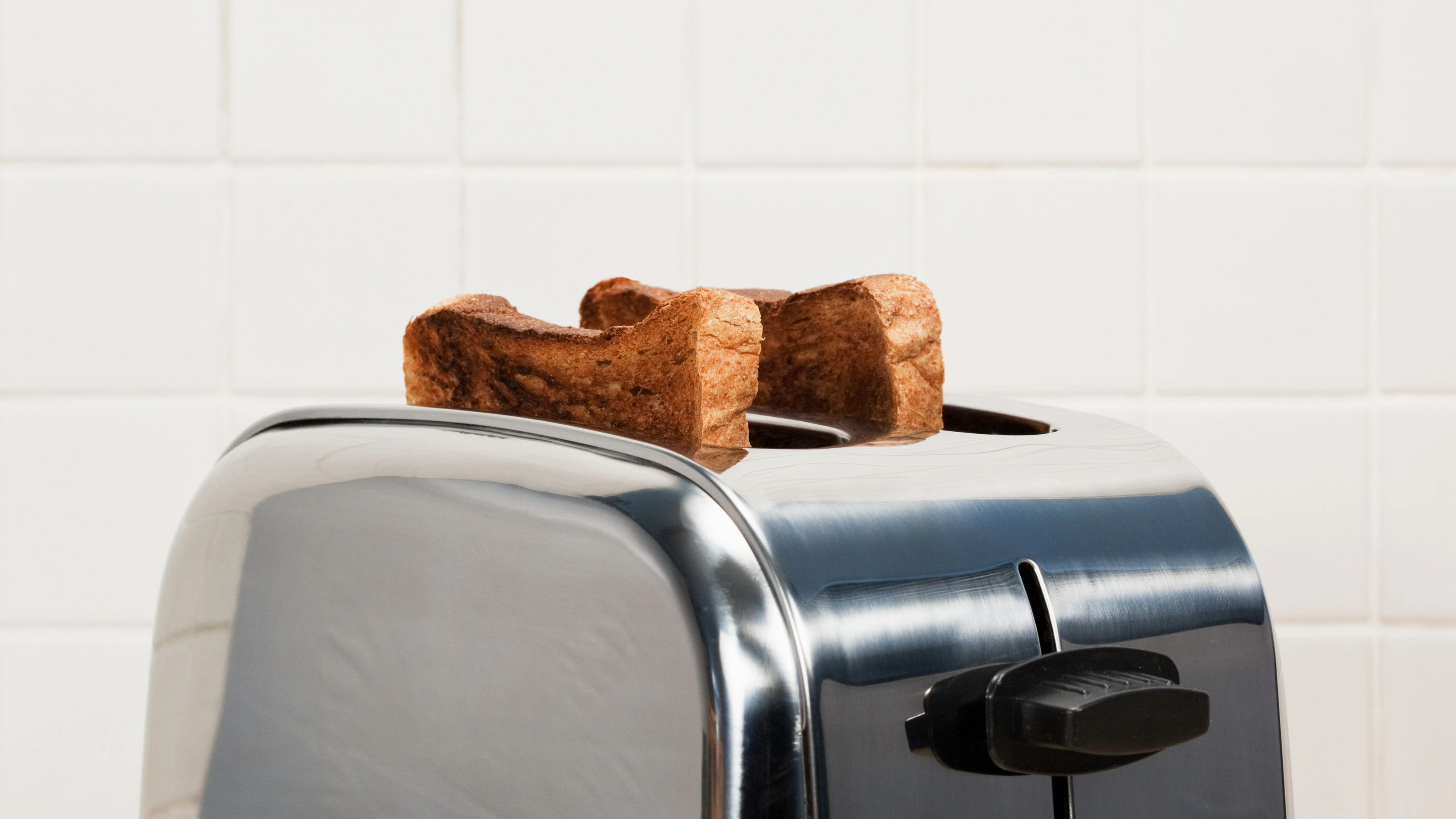 Brösel raus, Problem gelöst? Wer seinen Toaster zum Reinigen einfach umdreht und kräftig schüttelt, könnte genau das Gegenteil erreichen.