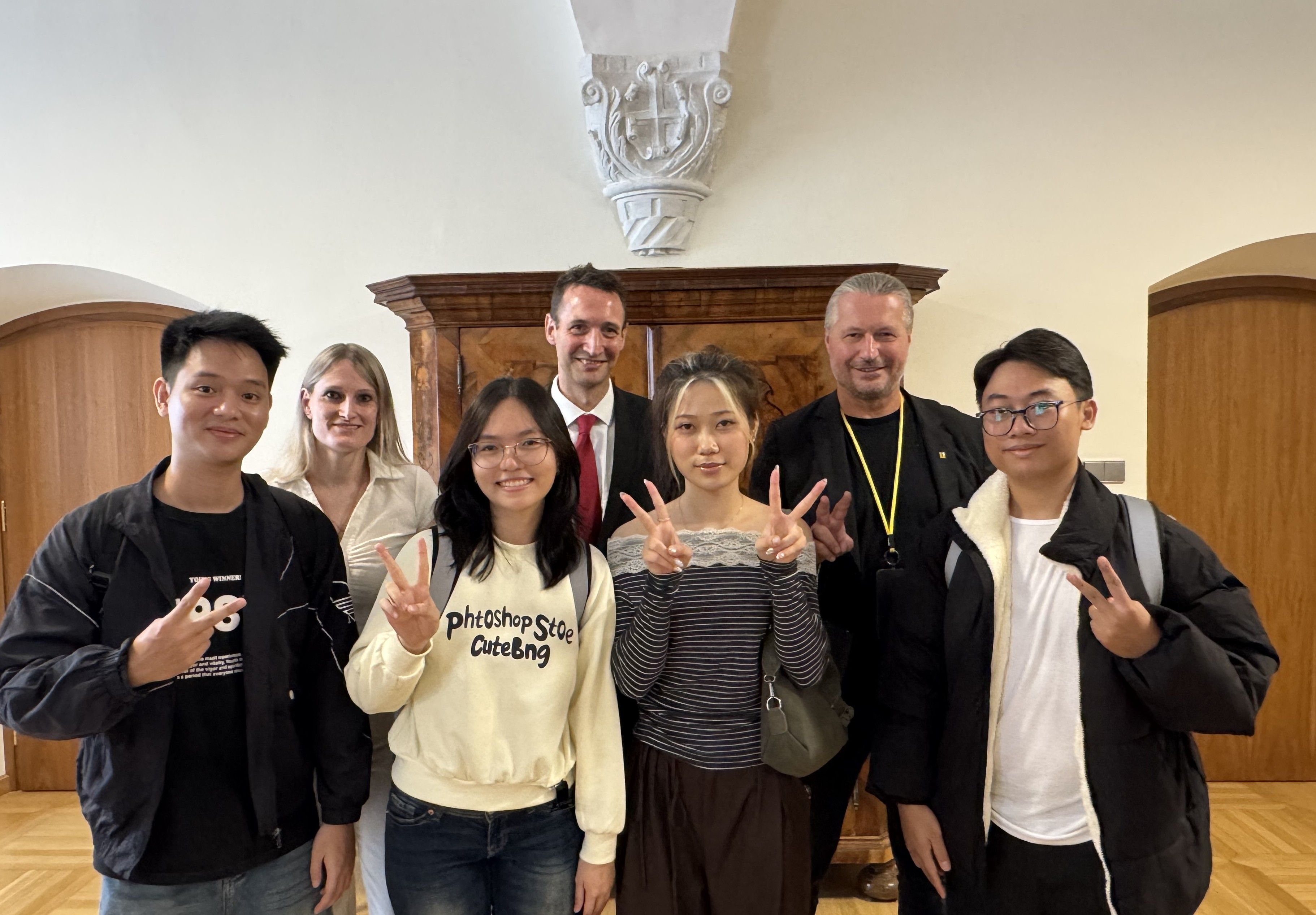 Neue auszubildende Pflegekräfte aus Vietnam im Rathaus zu Gast: Tran Van Truong, Nguyen Viet Anh, Le Thi Thu Huyen und Nguyen Kha Phuc (vorne), Sandra Zehetmayer (International Nursing Center), Geschäftsführer Udo Brändle (IMC Krems, University of Applied Sciences) und Bürgermeister Peter Molnar (SPÖ)