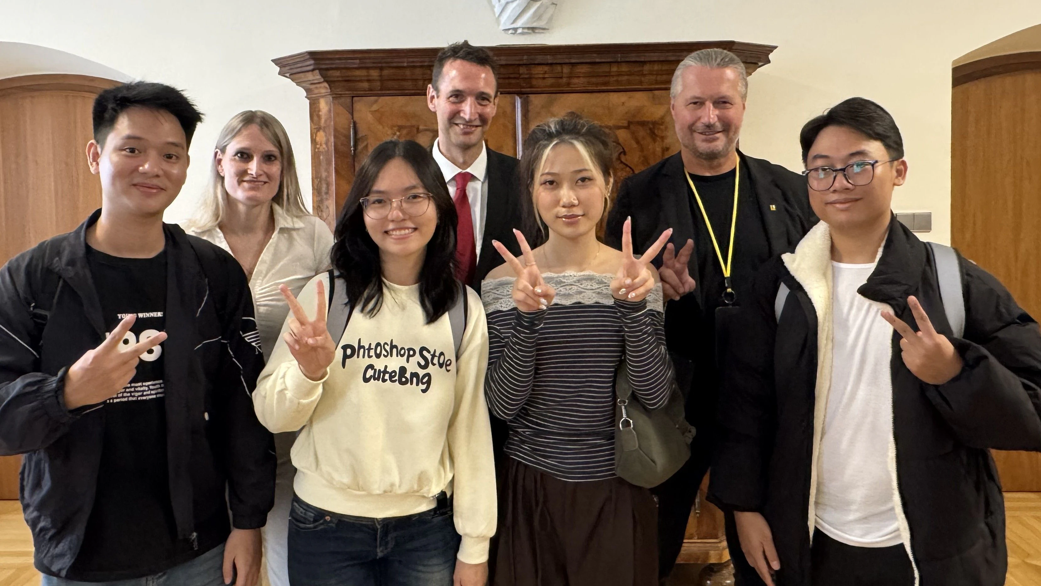 Neue auszubildende Pflegekräfte aus Vietnam im Rathaus zu Gast: Tran Van Truong, Nguyen Viet Anh, Le Thi Thu Huyen und Nguyen Kha Phuc (vorne), Sandra Zehetmayer (International Nursing Center), Geschäftsführer Udo Brändle (IMC Krems, University of Applied Sciences) und Bürgermeister Peter Molnar (SPÖ)