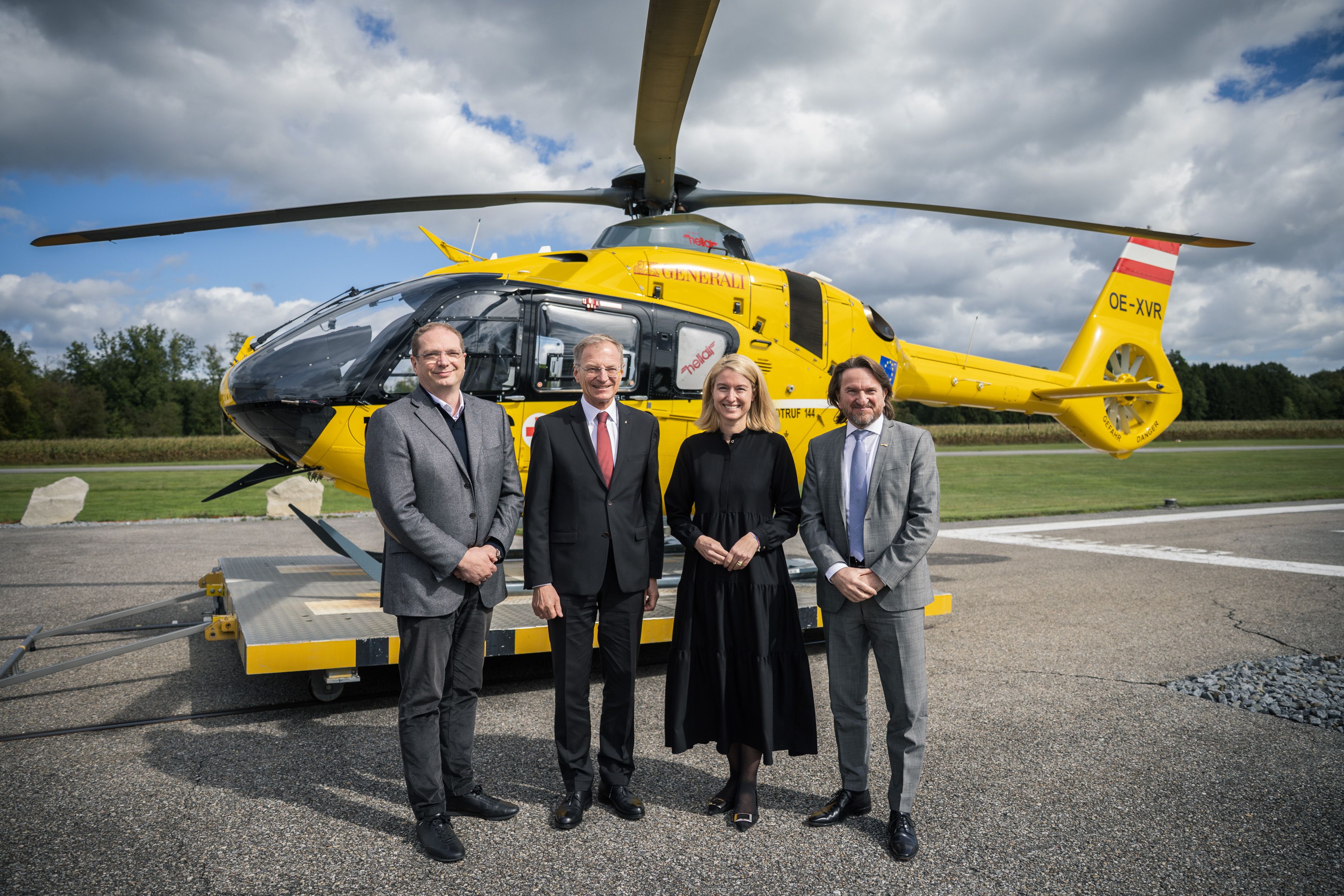 Frédéric Bruder, Geschäftsführer der ADAC Luftrettung, LH Thomas Stelzer, LH-Stv. Christine Haberlander (beide ÖVP) und Marco Trefanitz, Geschäftsführer der ÖAMTC Flugrettung. 