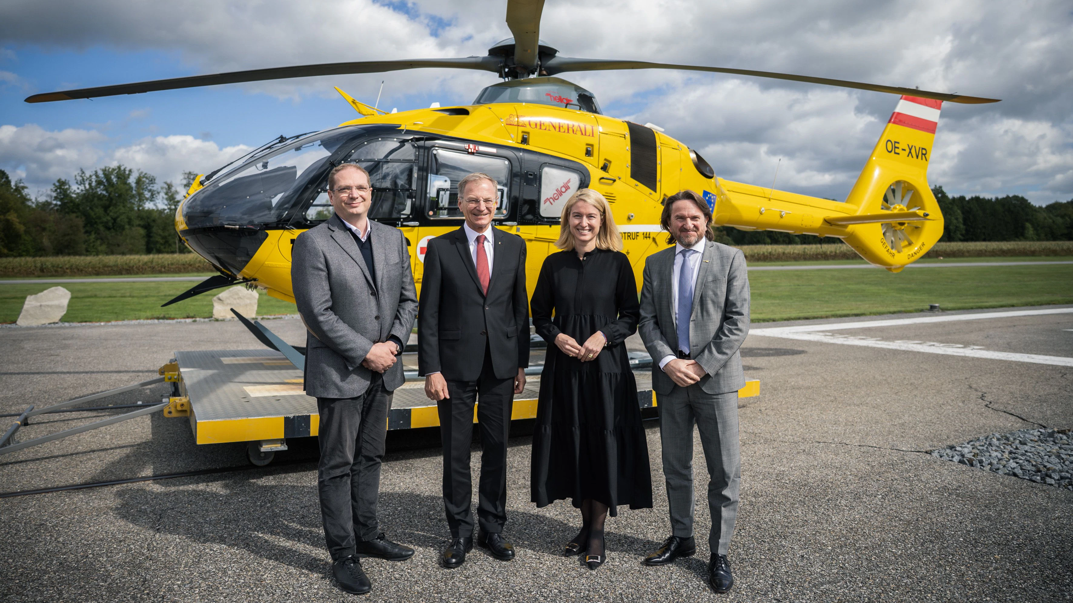 Frédéric Bruder, Geschäftsführer der ADAC Luftrettung, LH Thomas Stelzer, LH-Stv. Christine Haberlander (beide ÖVP) und Marco Trefanitz, Geschäftsführer der ÖAMTC Flugrettung. 