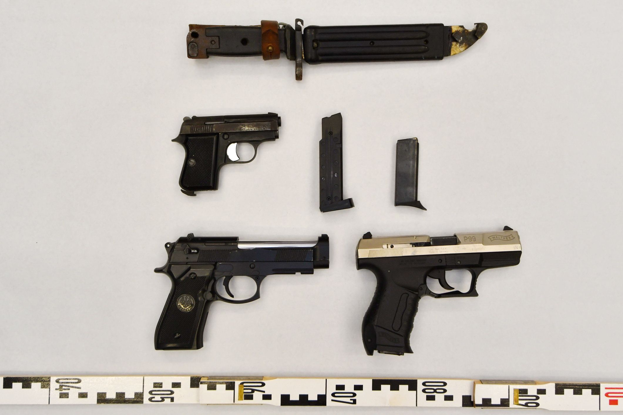 Bei einer freiwilligen Nachschau in seiner Wohnung stellte die Polizei Teile der mutmaßlichen Tatkleidung, einen E-Scooter und mehrere Schreckschusspistolen sicher.