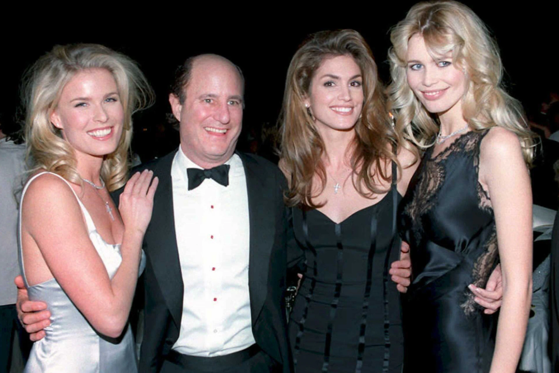 Cindy Crawford – hier mit ihren Kolleginnen Claudia Schiffer (r.) und Vendela sowie dem Manager Ronald Perelman im Jahr 1994 – galt als erstes sogenanntes "Supermodel"